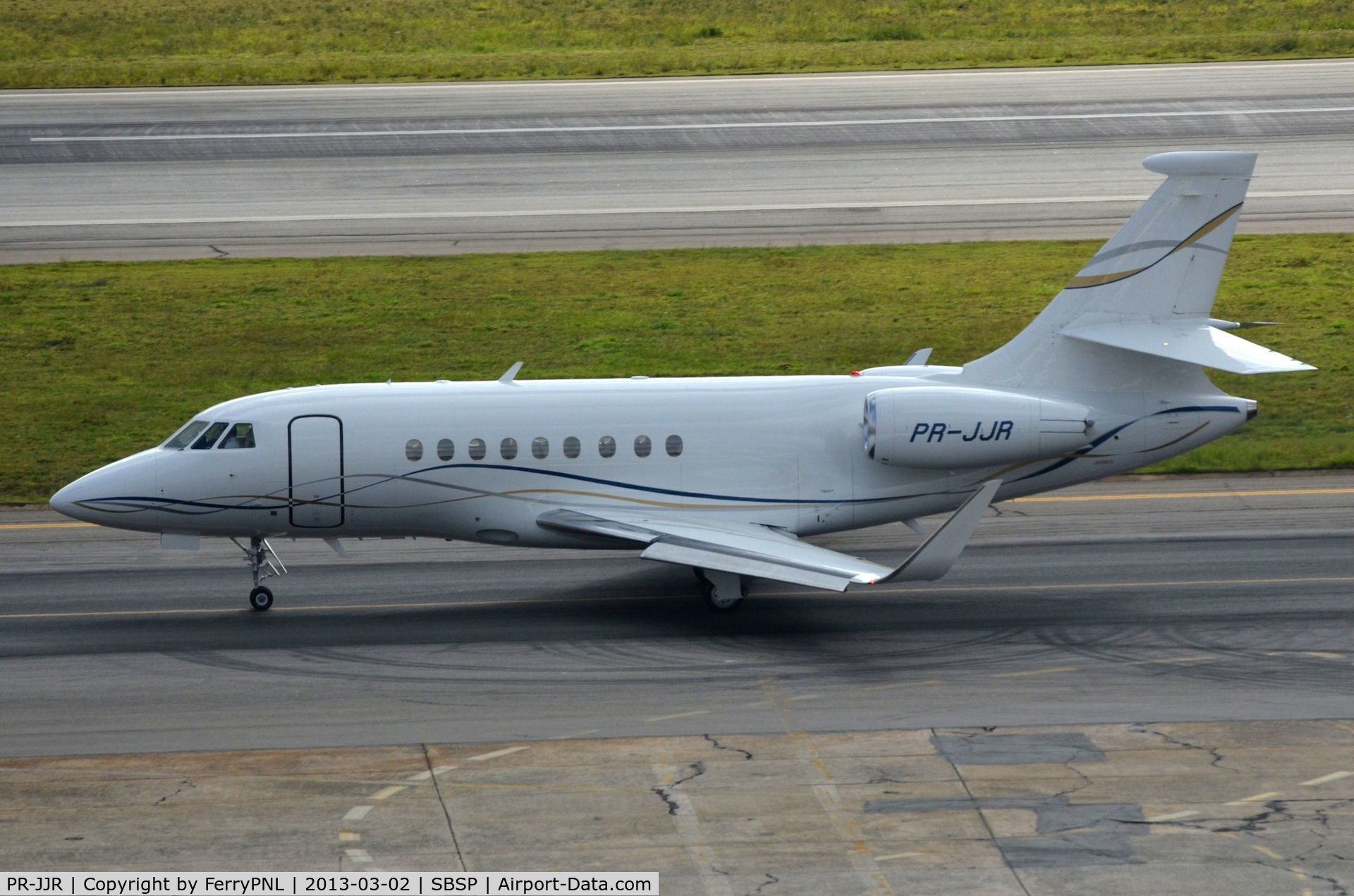 PR-JJR, 2010 Dassault Falcon 2000LX C/N 218, Da2000LX ready to depart CGH