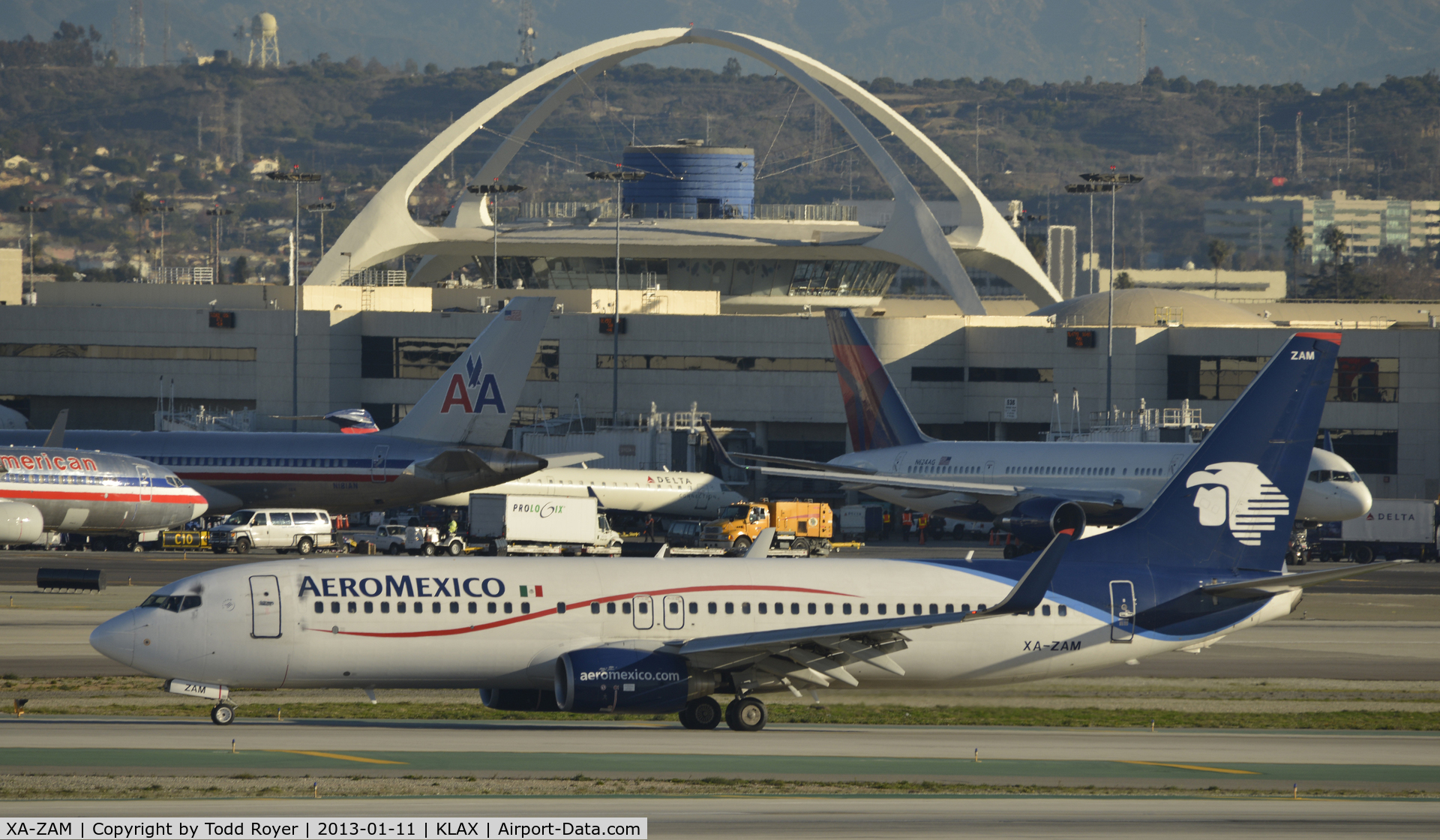 XA-ZAM, 2007 Boeing 737-852 C/N 35120, Taxiing to gate at LAX