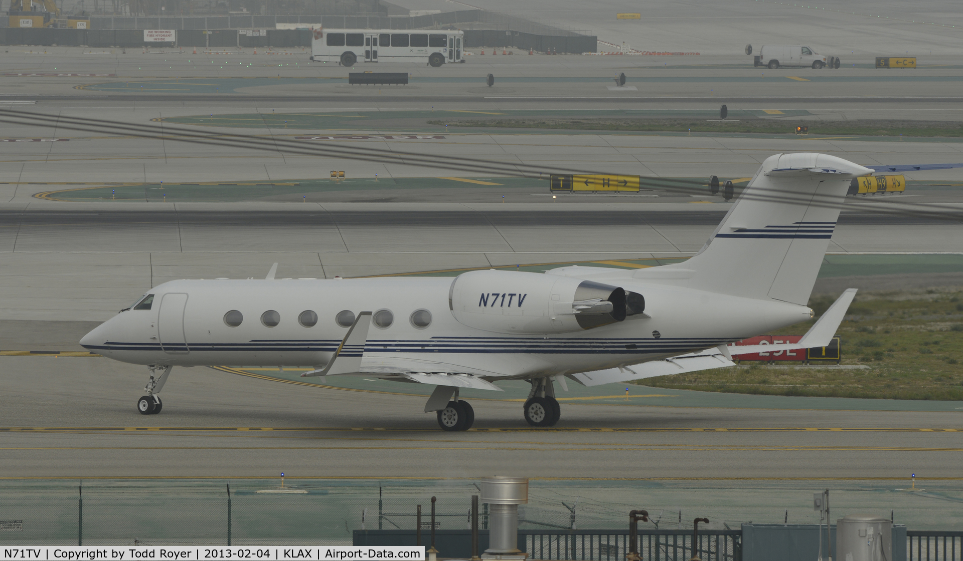 N71TV, 2000 Gulfstream Aerospace G-IV C/N 1430, Taxiing for departure at LAX