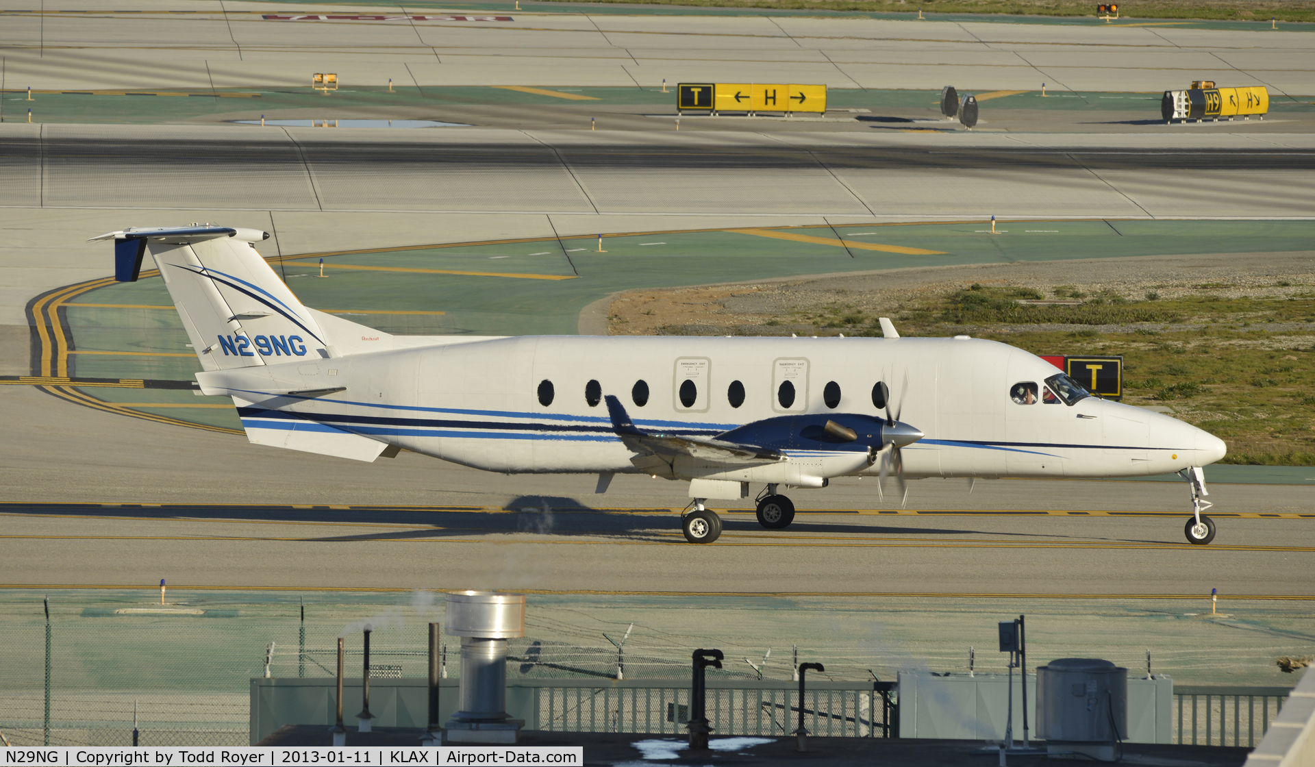 N29NG, 1997 Beech 1900D C/N UE-303, Taxiing to parking at LAX