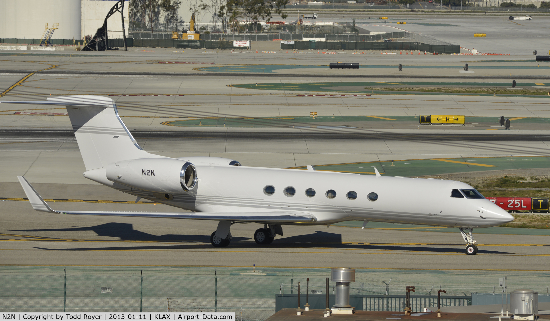 N2N, 1999 Gulfstream Aerospace G-V C/N 586, Taxiing to parking at LAX