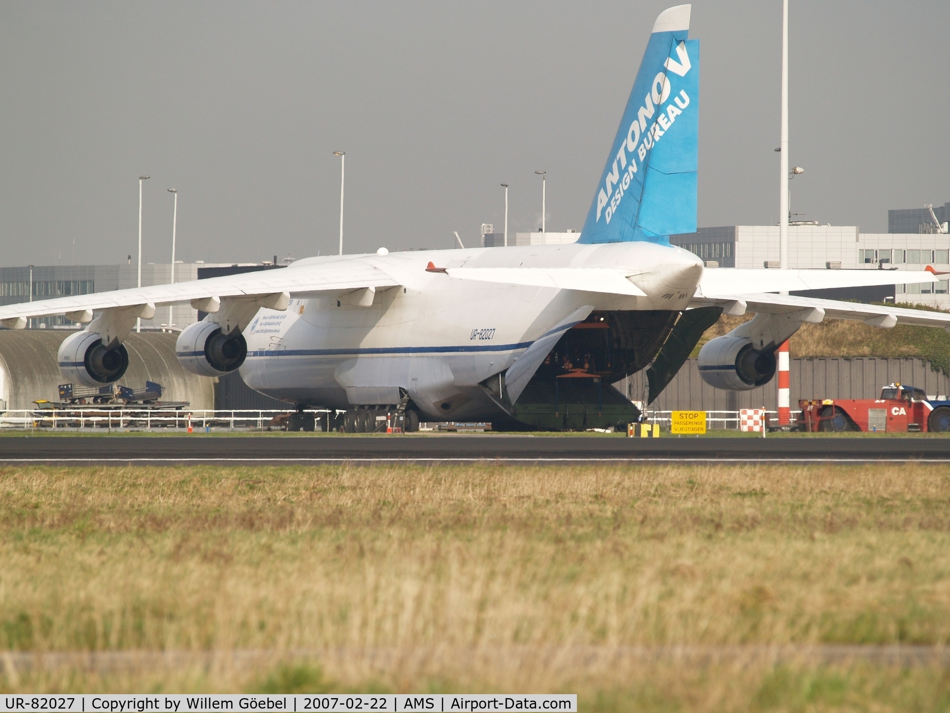 UR-82027, 1990 Antonov An-124-100 Ruslan C/N 19530502288, Parking on the parking place for loading the Cargo