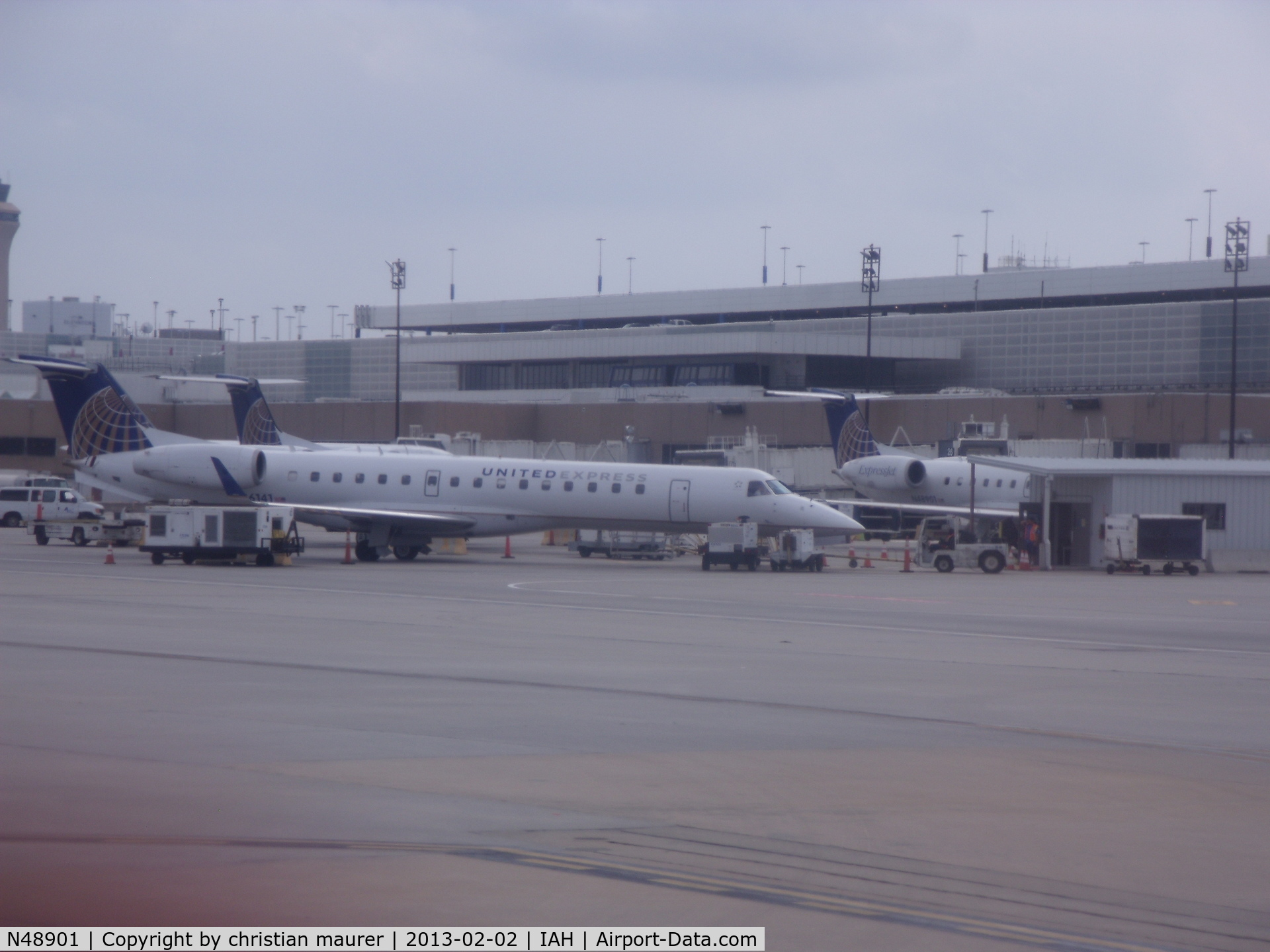 N48901, 2001 Embraer EMB-145LR C/N 145501, old continental express livery now used by united.
behind the erj-145 with UA LIVERY