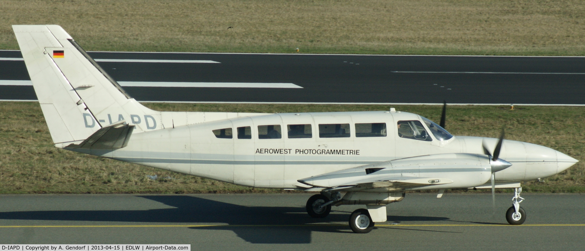 D-IAPD, Cessna 404 Titan C/N 404-0679, Aerowest Photogrammetrie, is taxiing to the RWY24 at Dortmund (EDLW)