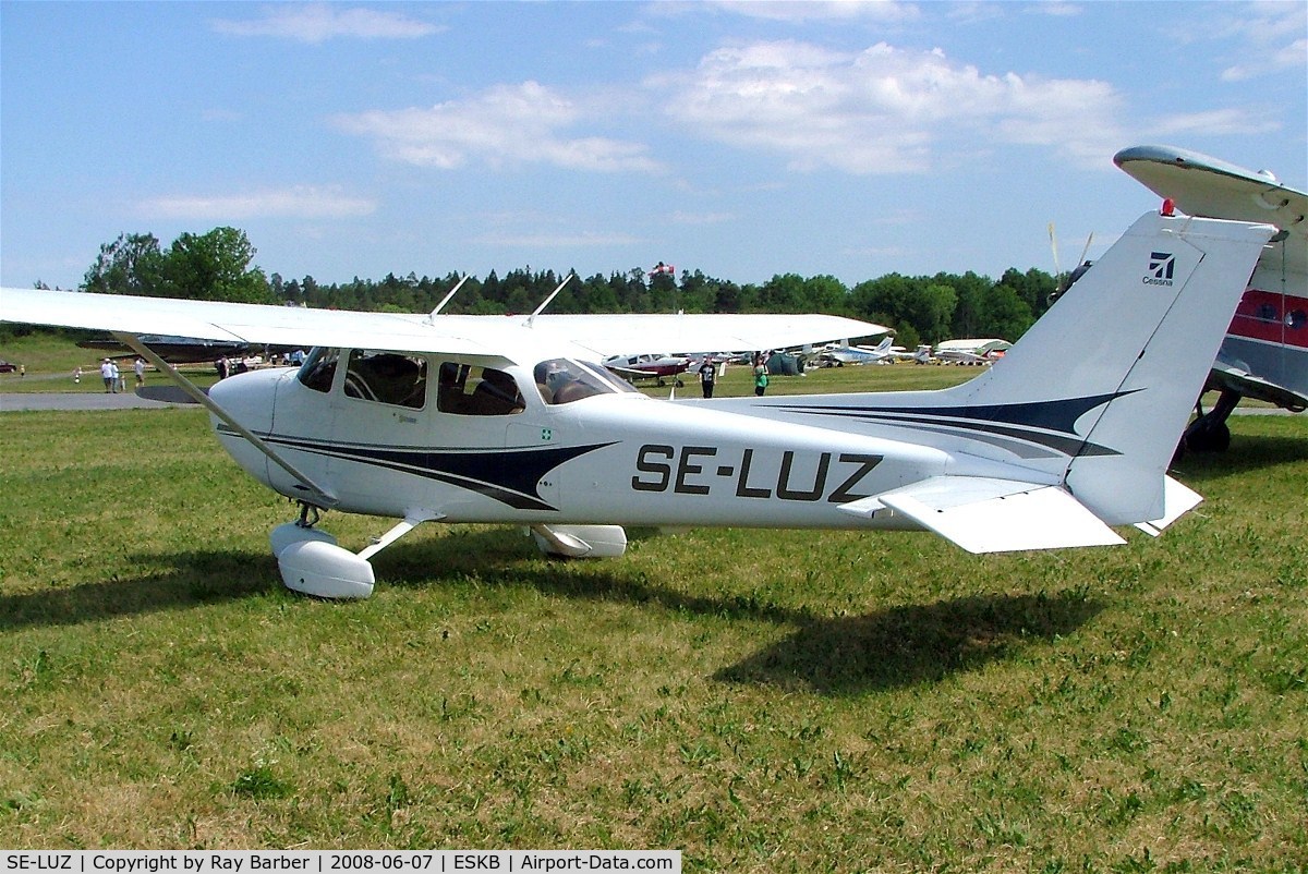 SE-LUZ, 2004 Cessna 172S C/N 172S9637, Cessna 172S Skyhawk [172S-9637] Stockholm-Barkarby~SE 07/06/2008