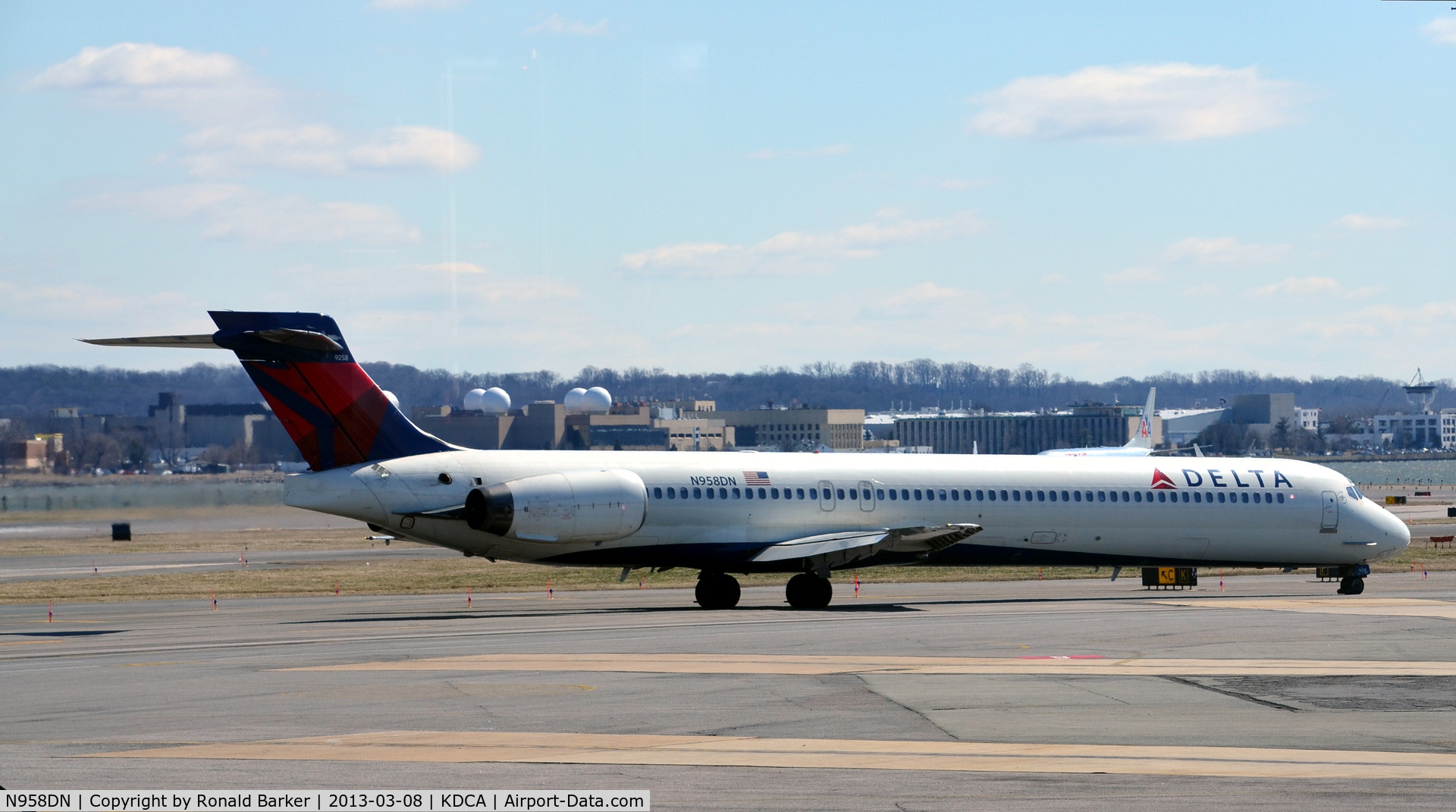 N958DN, McDonnell Douglas MD-90-30 C/N 53528, Taxi DCA