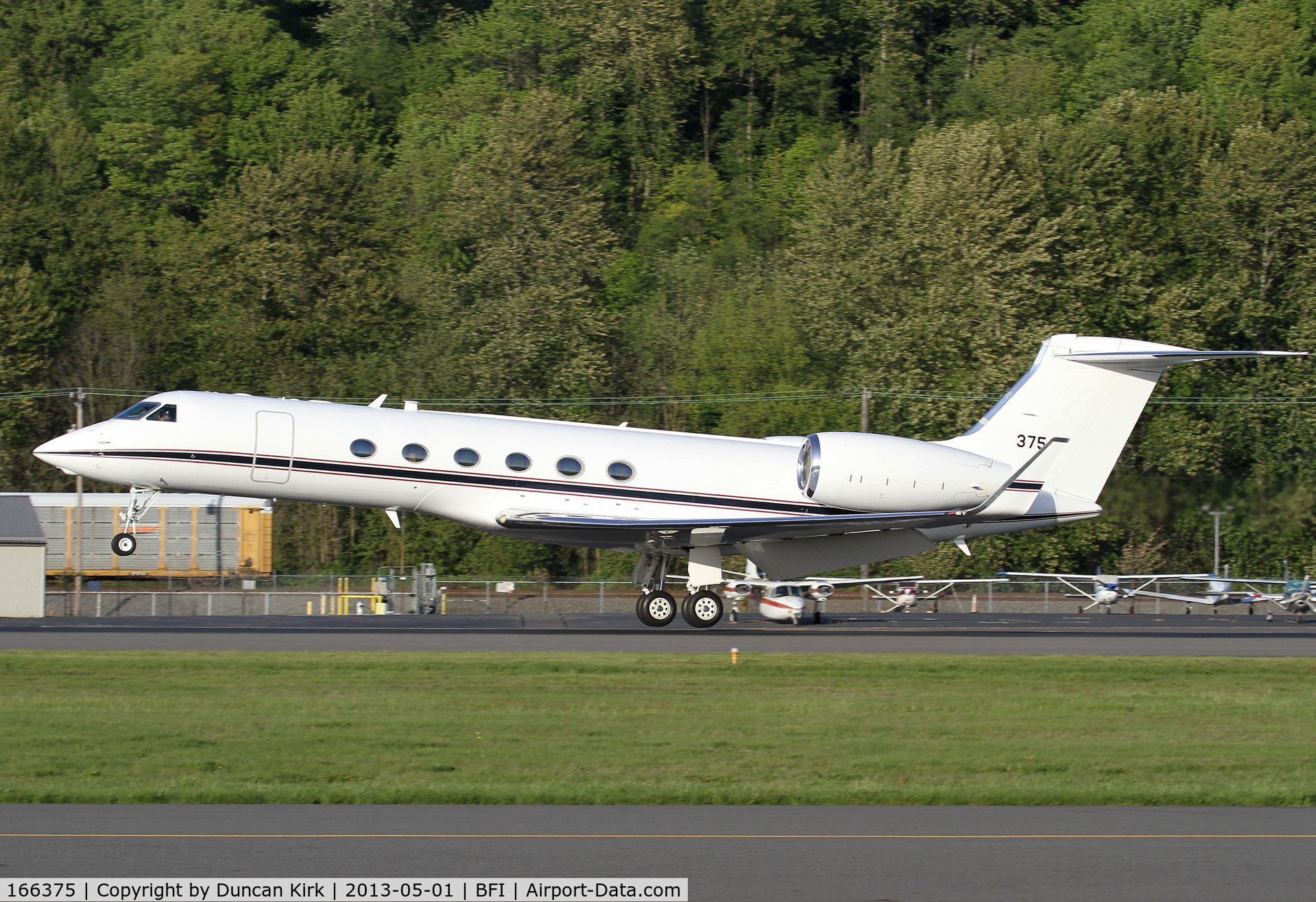 166375, Gulfstream Aerospace C-37A (Gulfstream V) C/N 657, Late afternoon landing shot. Pity about the lousy scheme!