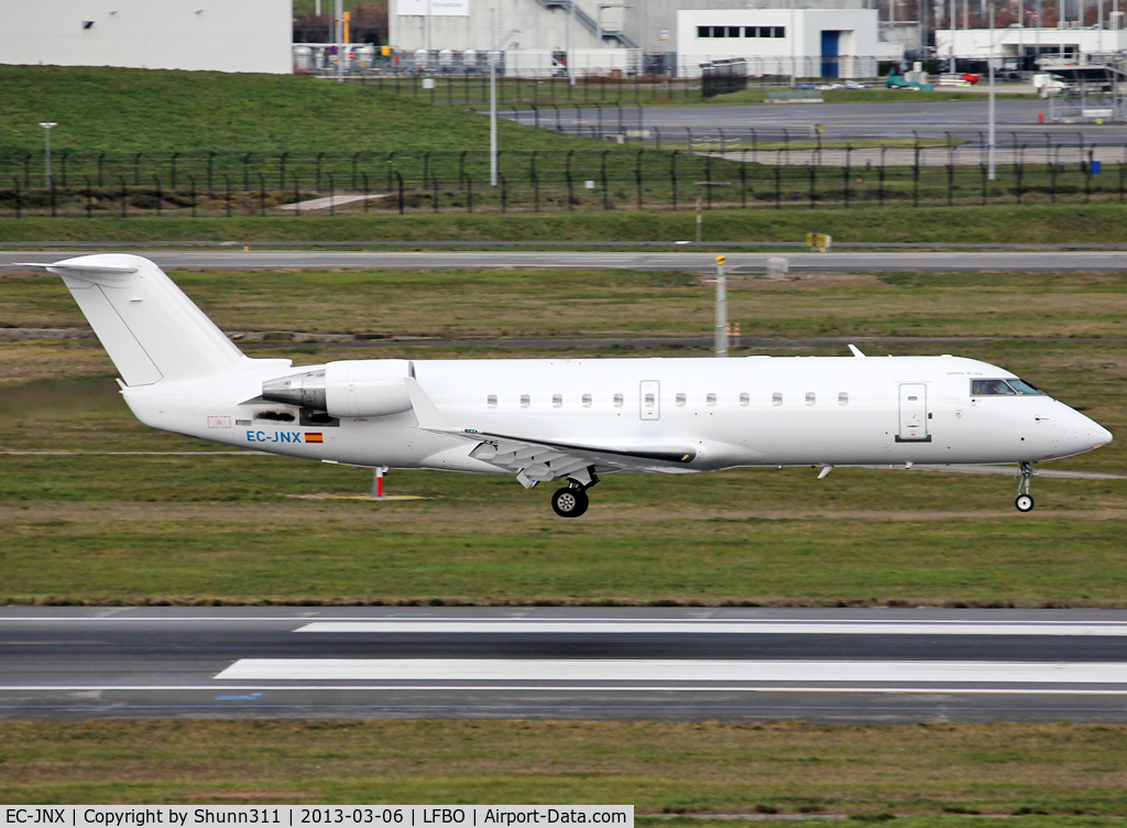 EC-JNX, 2006 Bombardier CRJ-200ER (CL-600-2B19) C/N 8058, Landing rwy 14R in all white c/s