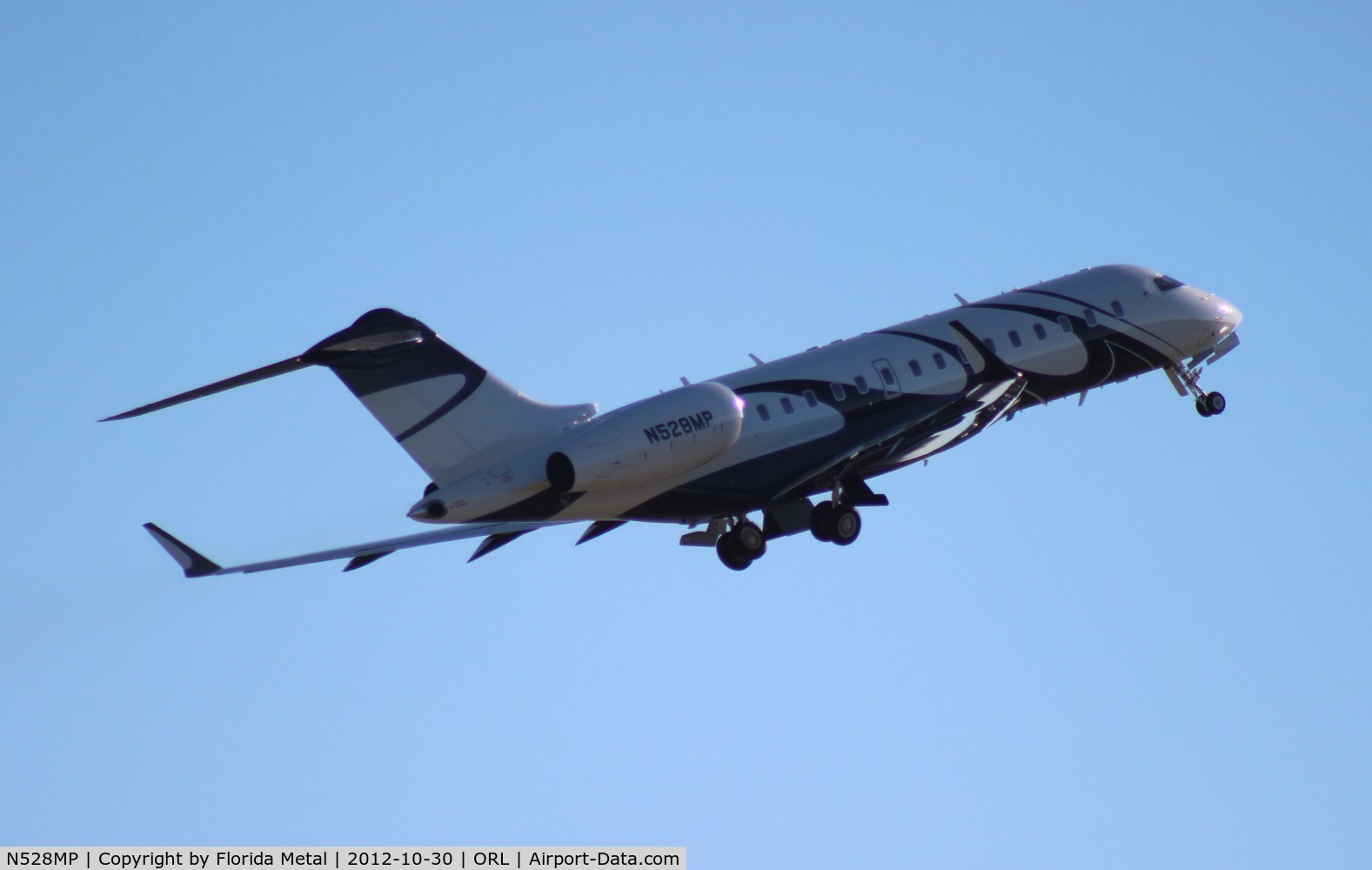 N528MP, 2008 Bombardier BD-700-1A10 Global Express C/N 9307, Global Express XRS leaving NBAA