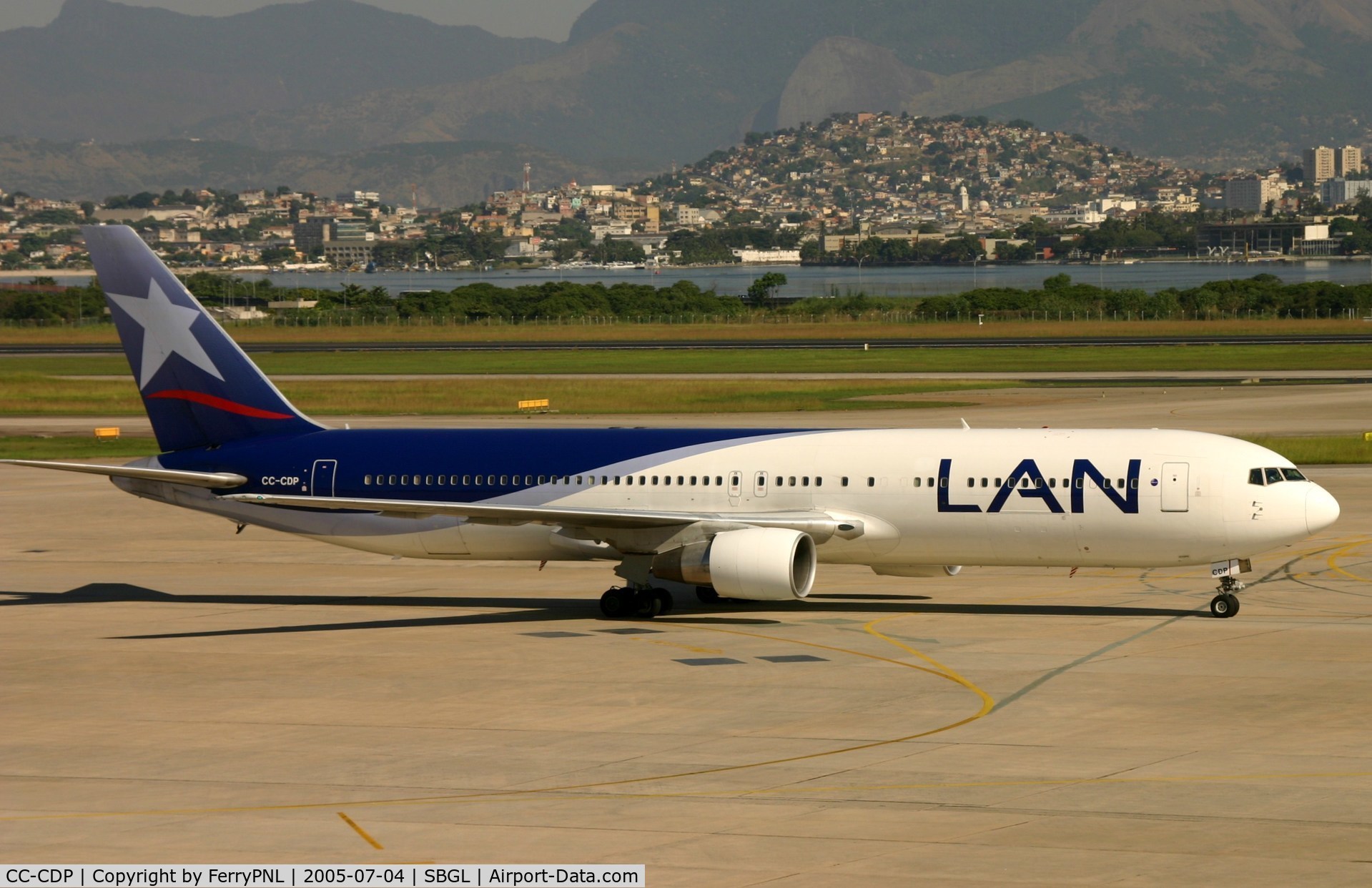 CC-CDP, 1996 Boeing 767-316/ER C/N 27597, LAN B763 taxiing in after arrival in GIG