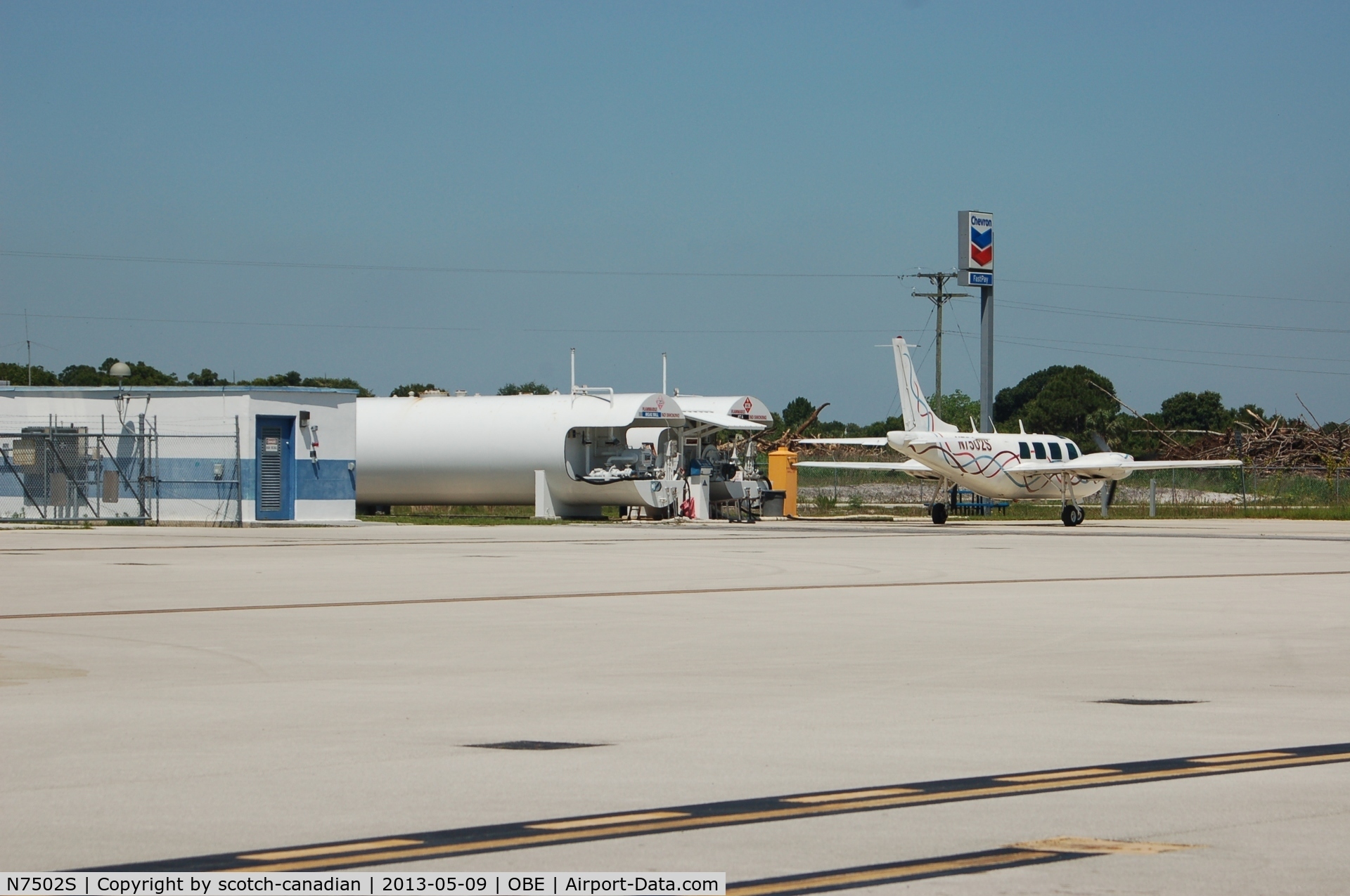 N7502S, Ted Smith Aerostar 601 C/N 61-0065-121, Self-Service Fuel Facility and Butler Aircraft Company AEROSTAR 601, N7502S, at Okeechobee County Airport, Okeechobee, FL