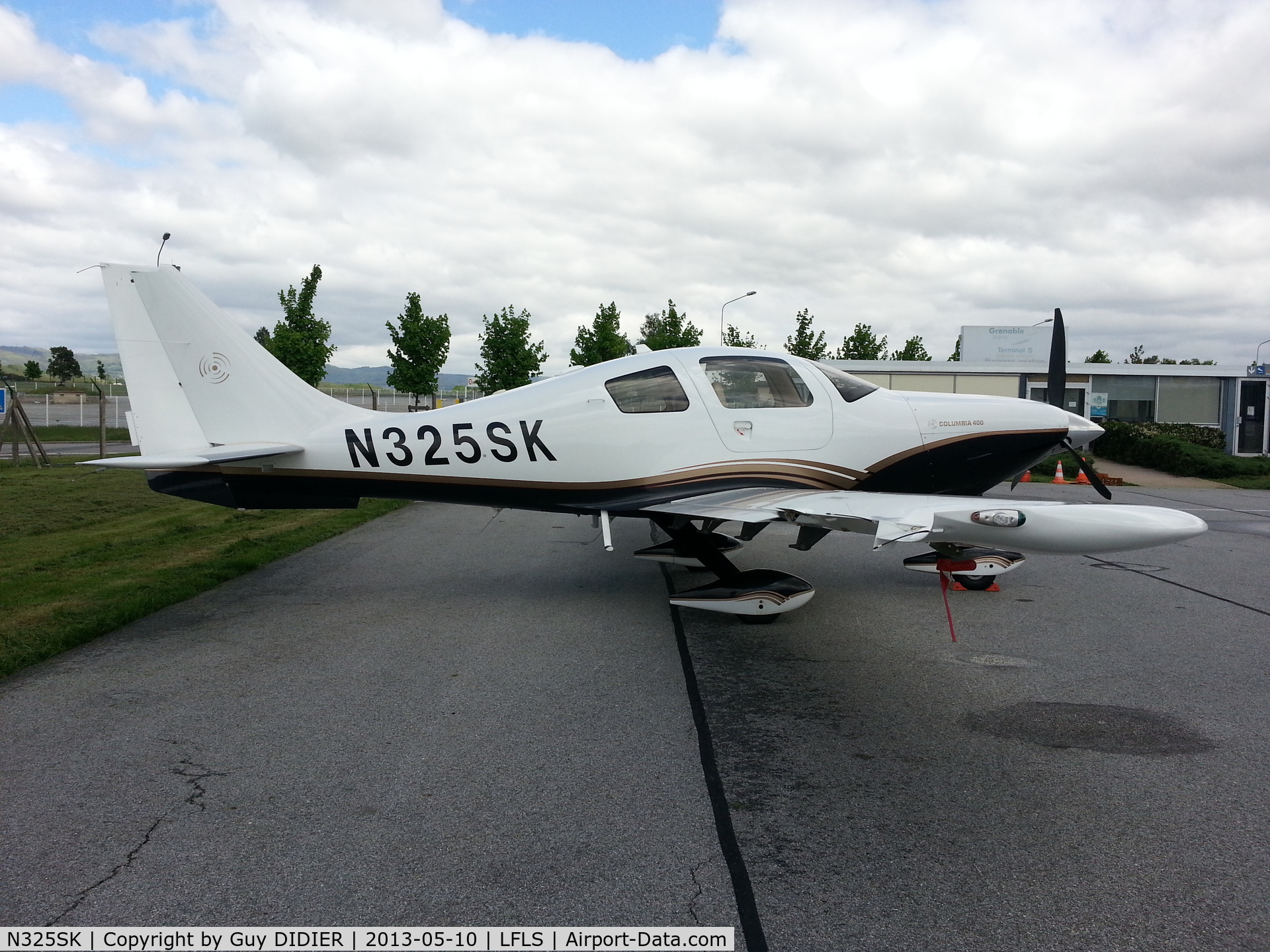 N325SK, 2005 Lancair LC41-550FG C/N 41528, Quick stop at LFLS (Grenoble)