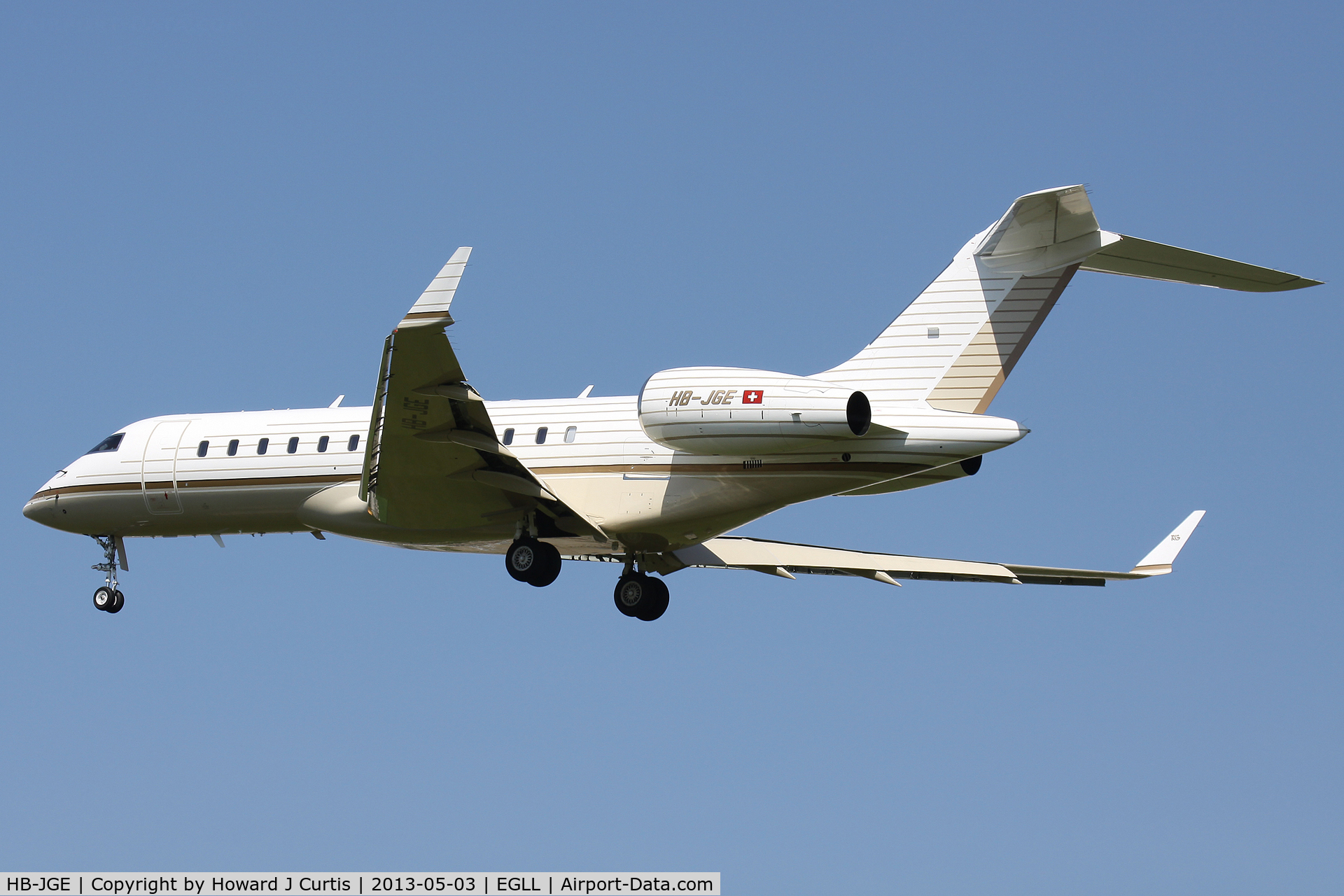 HB-JGE, 2008 Bombardier BD-700-1A10 Global Express C/N 9287, On approach to runway 27L.