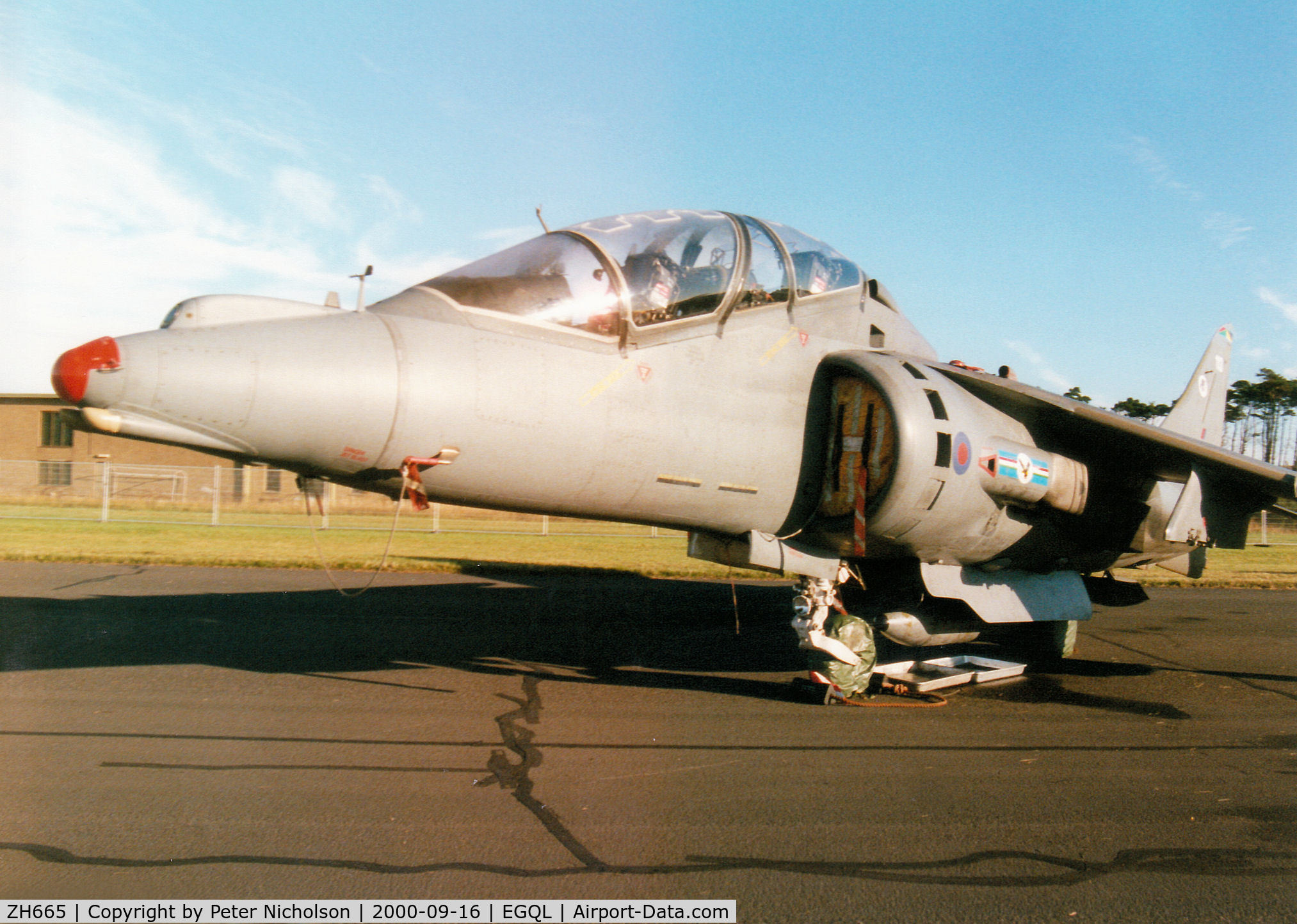 ZH665, 1995 British Aerospace Harrier T.10 C/N TX013, Harrier T.10, callsign Kestrel 1, of 20[Reserve] Squadron based at RAF Wittering on display at the 2000 RAF Leuchars Airshow.