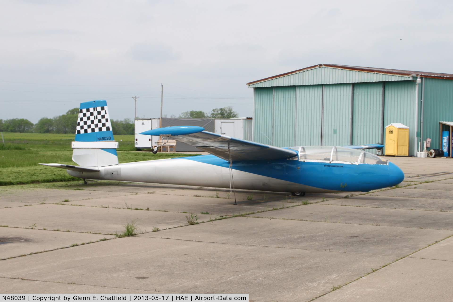 N48039, Let L-13 Blanik C/N 026102, One of two gliders on the ramp