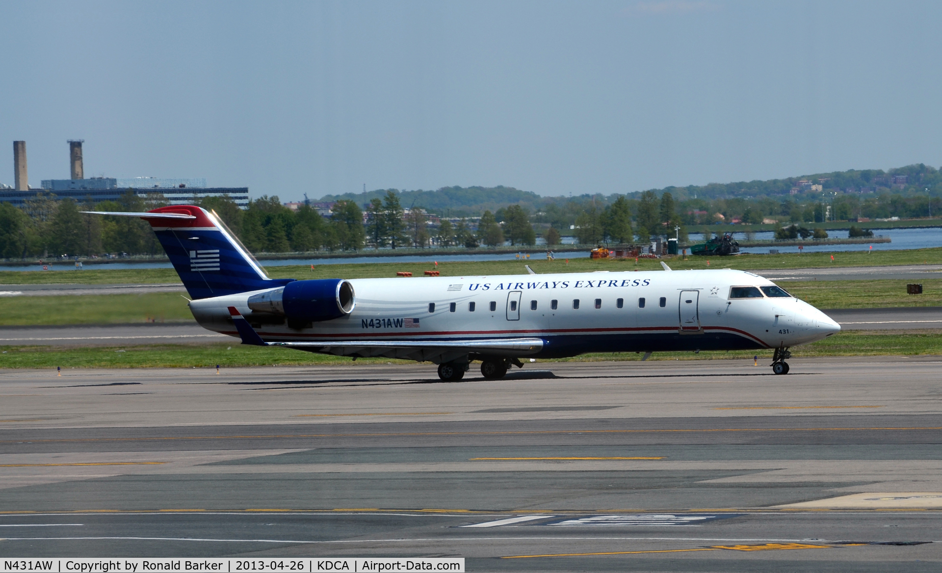 N431AW, 1998 Bombardier CRJ-200ER (CL-600-2B19) C/N 7256, Taxi DCA