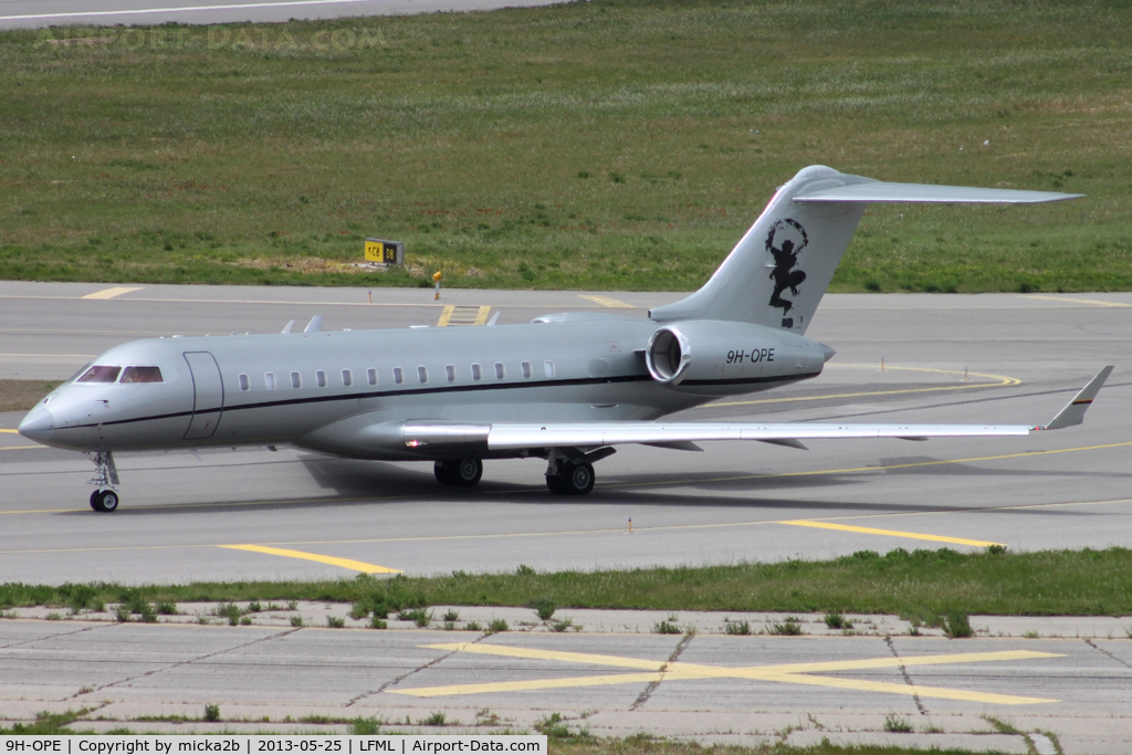 9H-OPE, 2011 Bombardier BD-700-1A10 Global Express C/N 9440, Taxiing
