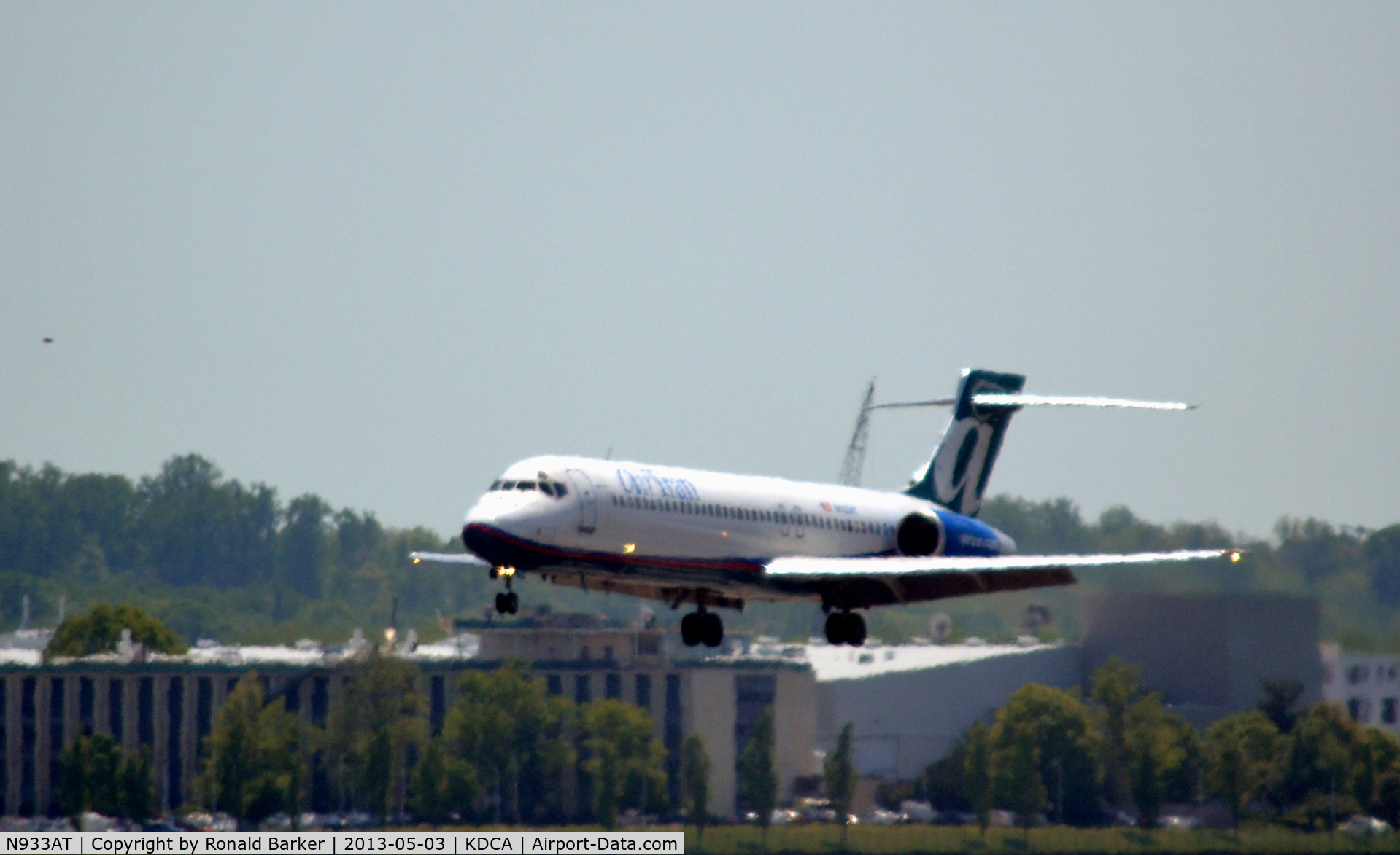 N933AT, 2000 Boeing 717-200 C/N 55071, Approach DCA