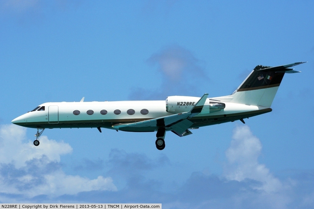 N228RE, 2001 Gulfstream Aerospace G-IV C/N 1438, Approaching rwy and on final.
