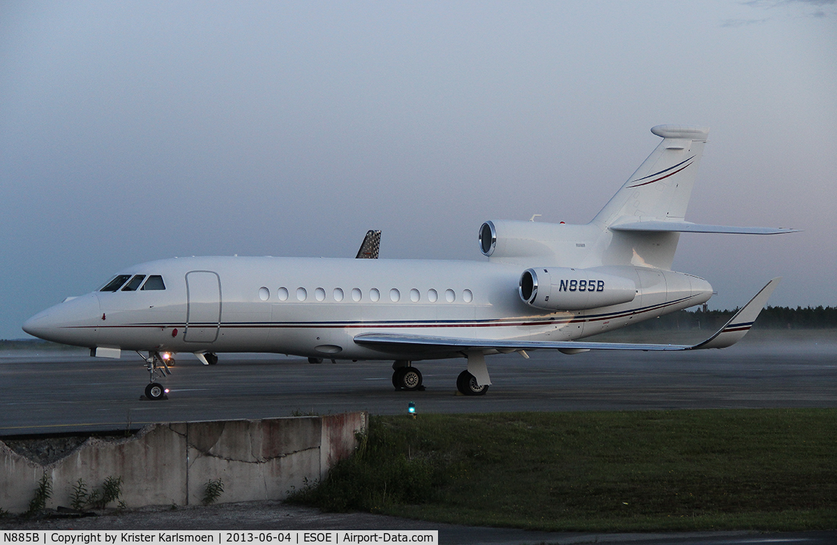 N885B, 2006 Dassault Falcon 900EX C/N 169, Nightime at the airport.