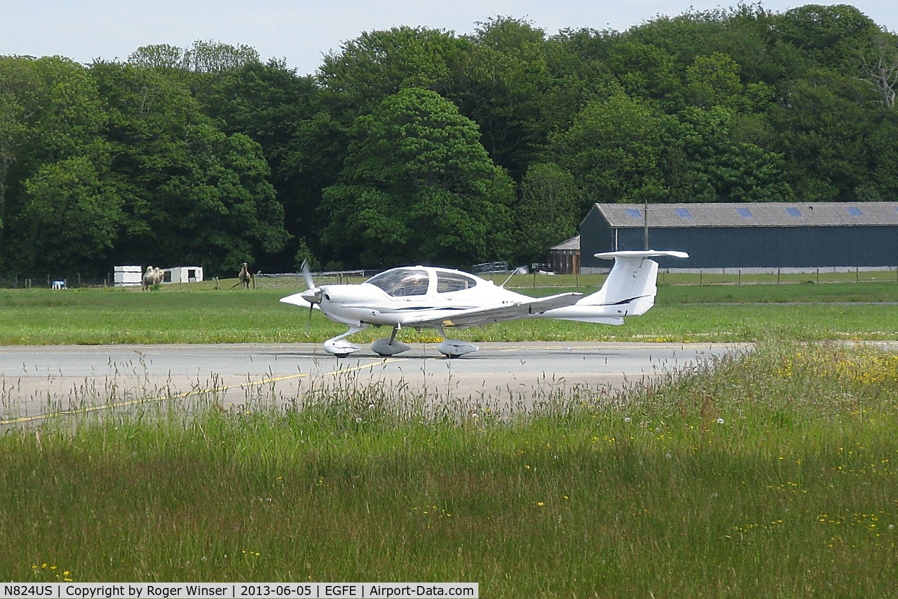 N824US, 2007 Diamond DA-40 Diamond Star C/N 40.824, Visiting DA 40 taxying to the pumps after landing on Runway 22.