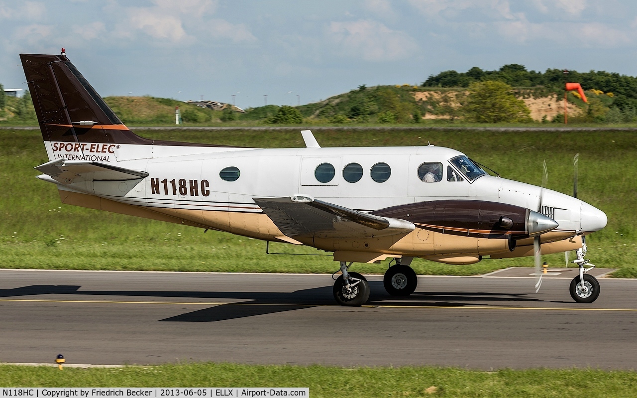 N118HC, Beech C90 King Air C/N LJ-648, taxying to the active
