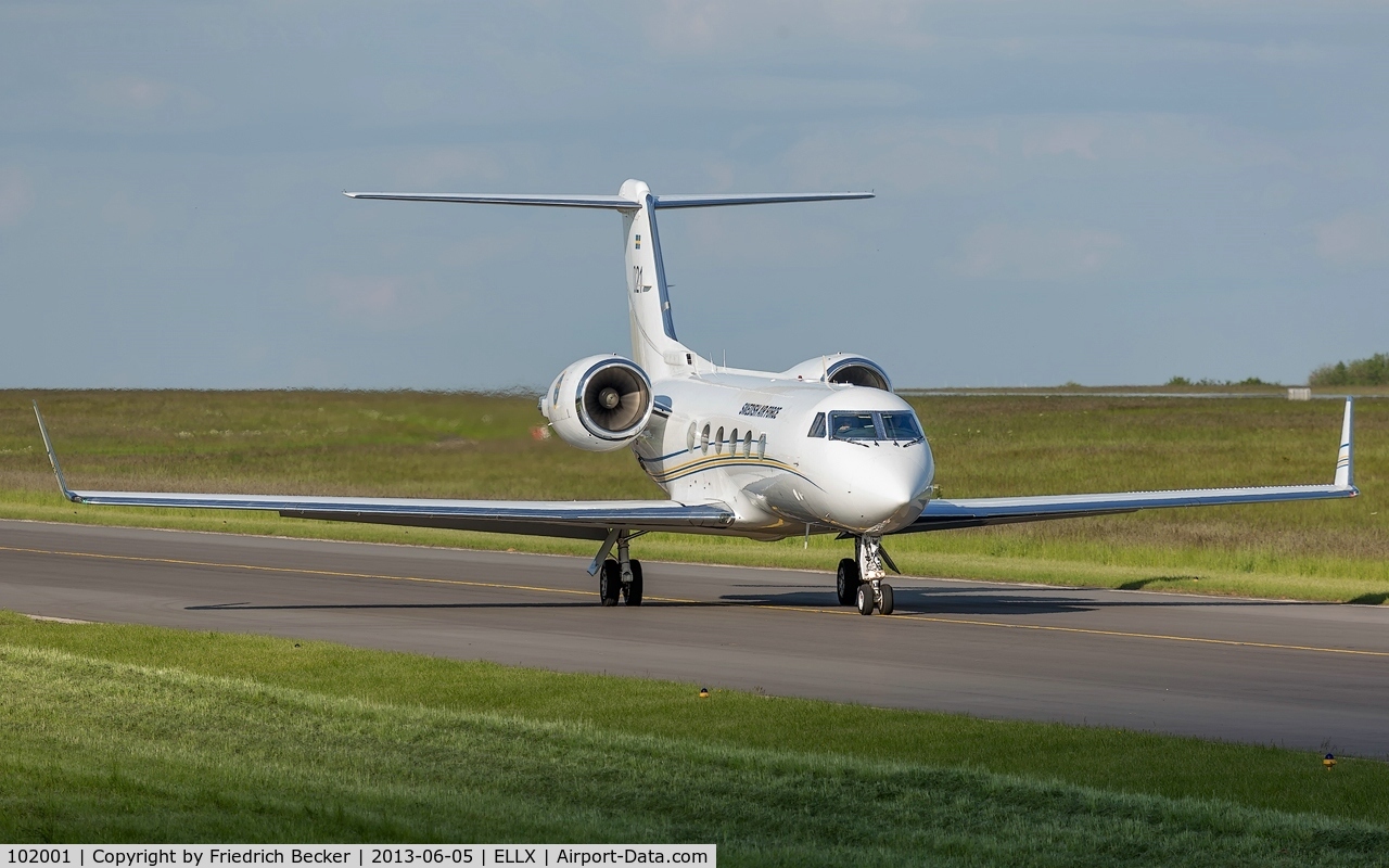 102001, Gulfstream Tp102C (Gulfstream IV) C/N 1014, taxying to the holding point RW06