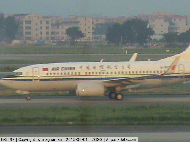 B-5297, Boeing 737 C/N 41092, Bit fuzzy but windows very dirty and had to use camcorder and phone was left at home!