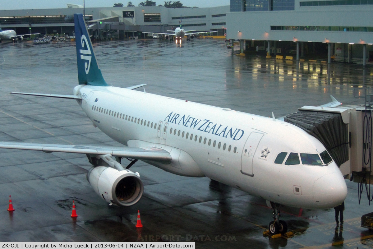 ZK-OJI, 2004 Airbus A320-232 C/N 2297, Auckland