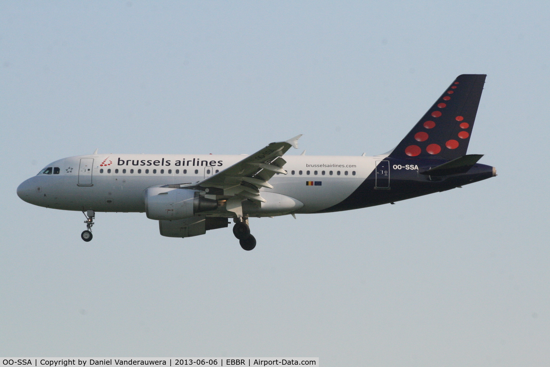OO-SSA, 2005 Airbus A319-111 C/N 2392, Flight SN2726 is descending to RWY 25L