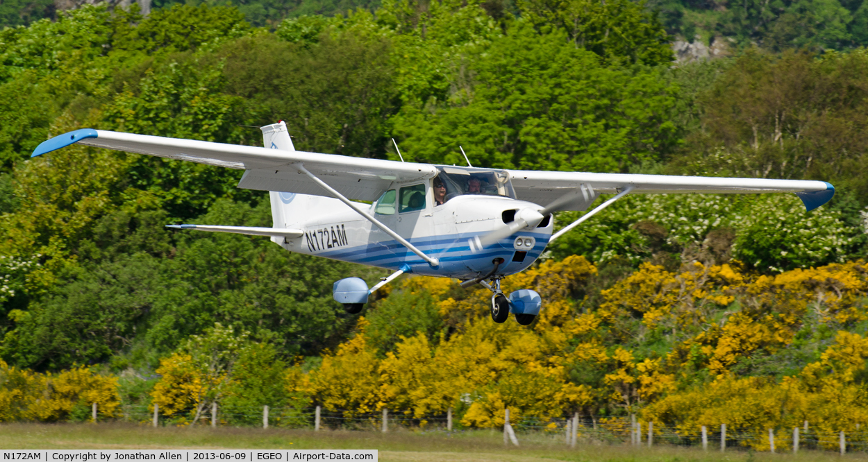 N172AM, 1975 Cessna 172M C/N 17264993, About to land at Oban Airport.