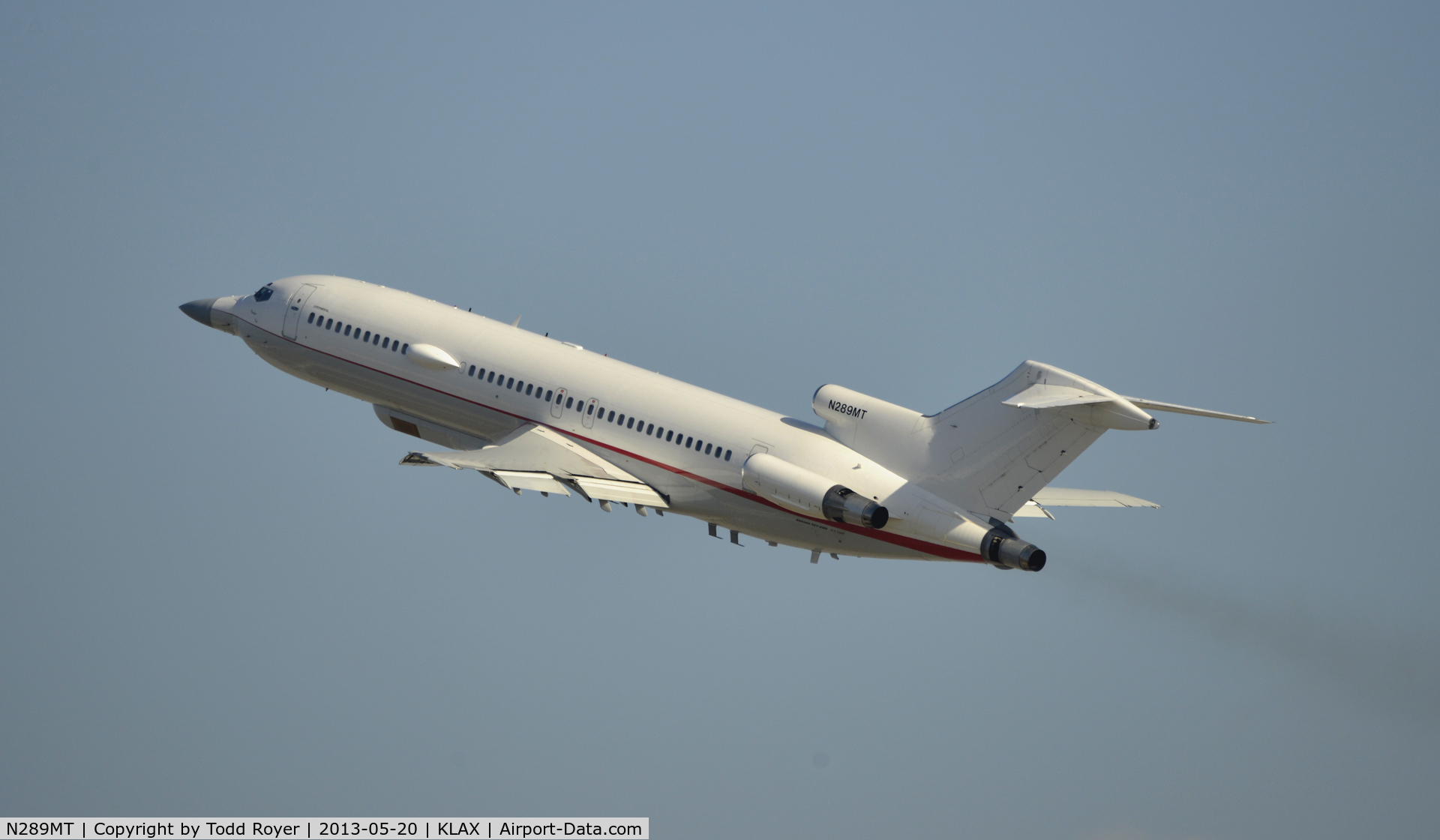 N289MT, 1981 Boeing 727-223 C/N 22467, Smokey departure from LAX