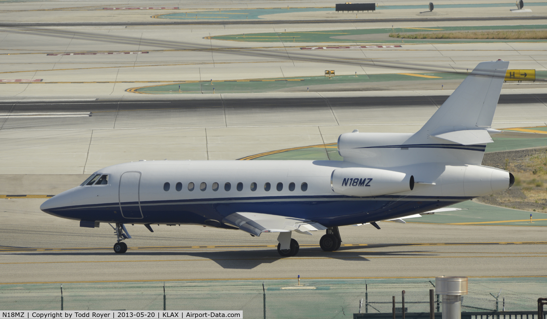 N18MZ, 1987 Dassault Falcon 900 C/N 32, Taxiing for departure