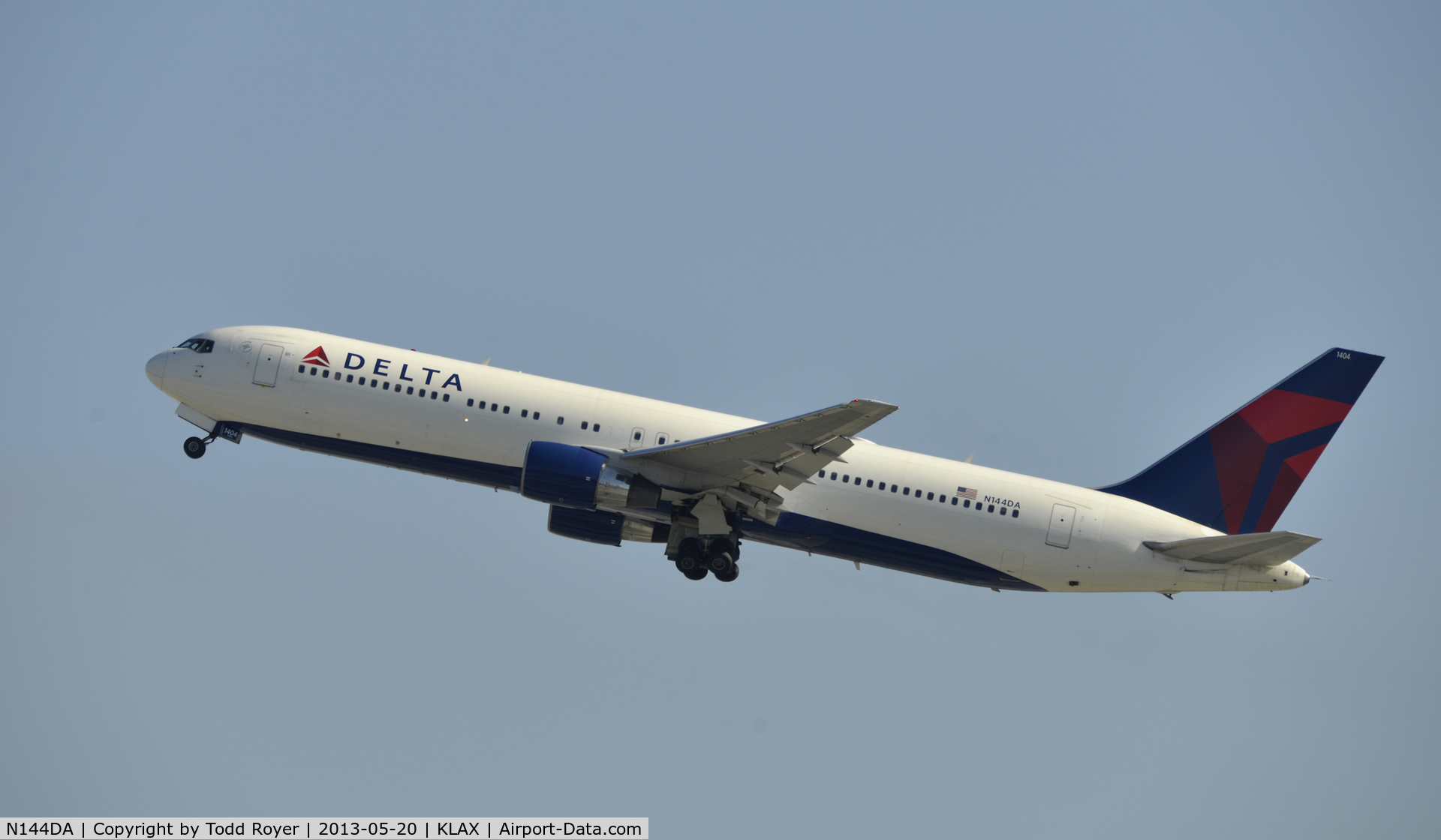 N144DA, 1999 Boeing 767-332 C/N 27584, Departing LAX