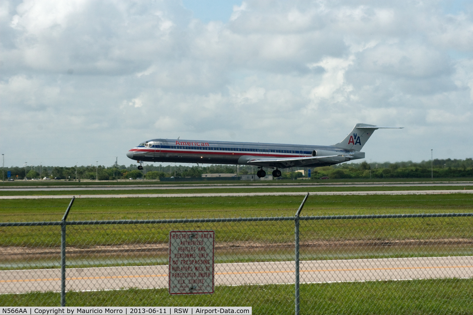 N566AA, 1987 McDonnell Douglas MD-83 (DC-9-83) C/N 49348, Landing RWY 6