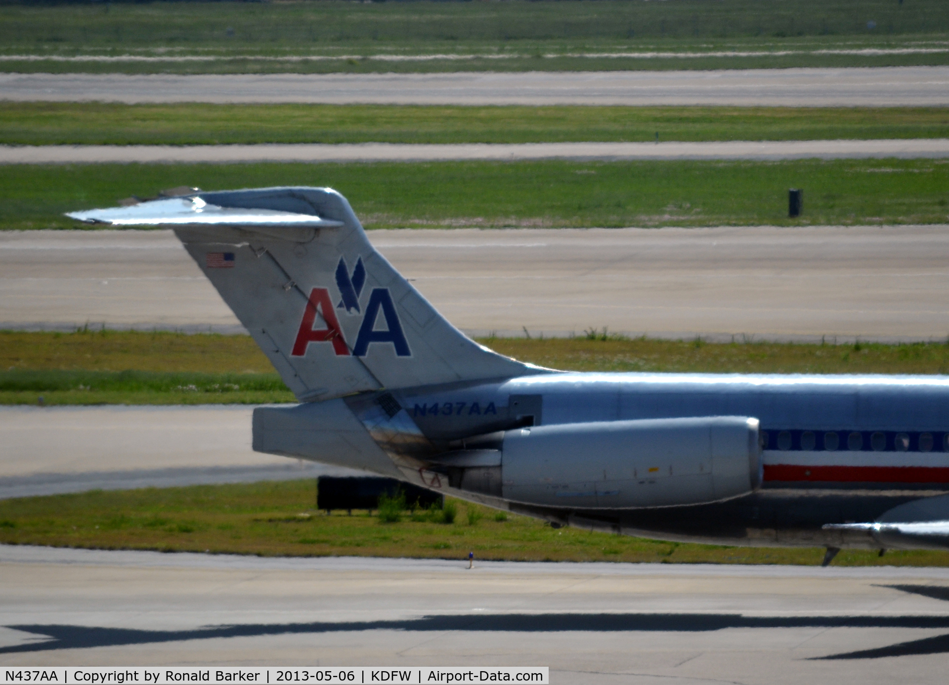 N437AA, 1987 McDonnell Douglas MD-83 (DC-9-83) C/N 49455, Taxi DFW