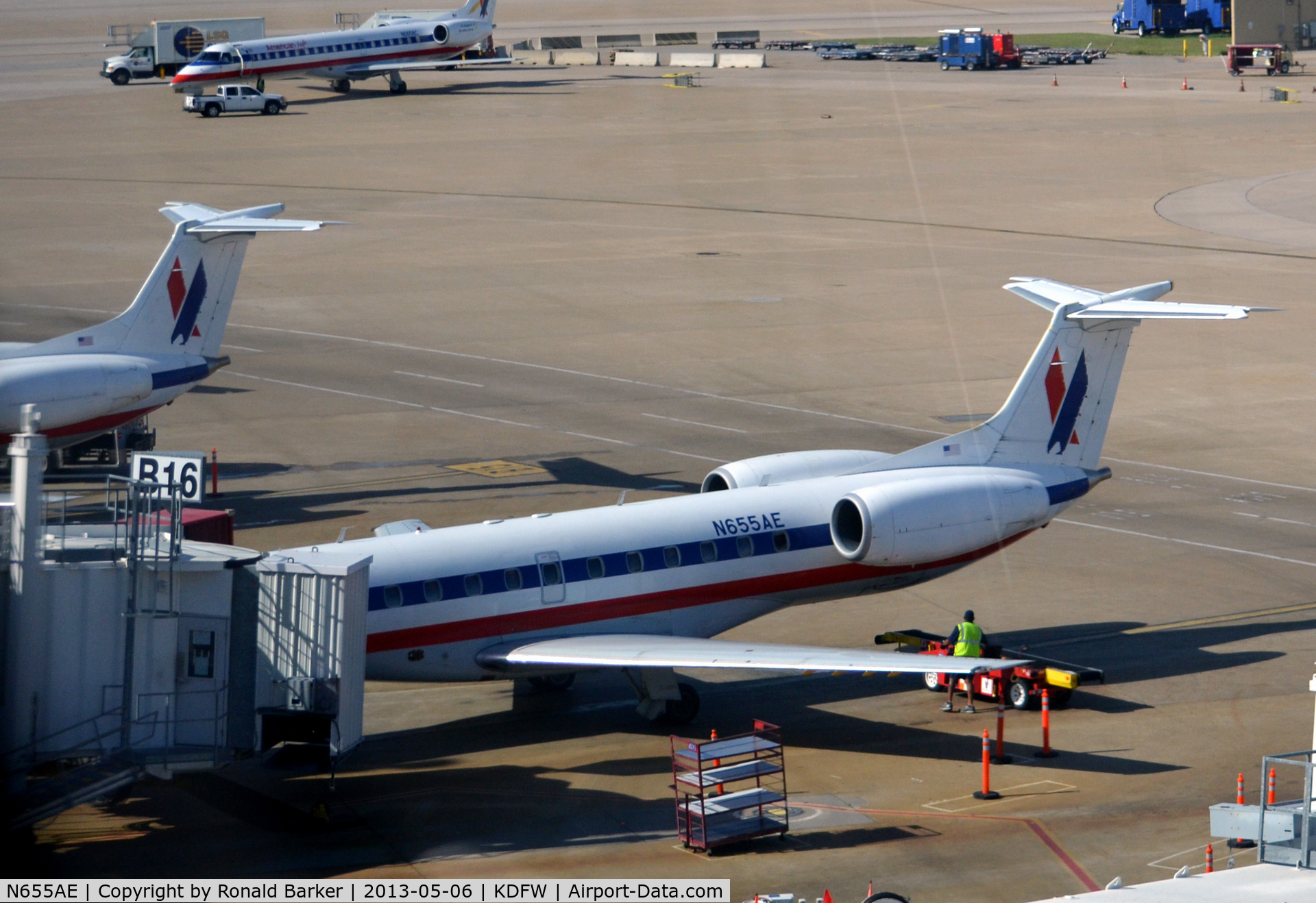 N655AE, 2001 Embraer ERJ-145LR (EMB-145LR) C/N 145452, Gate B16 DFW