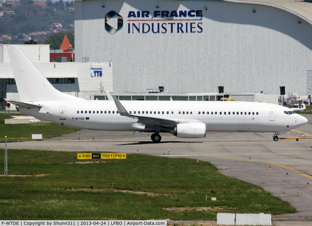 F-WTDE, 1998 Boeing 737-85F C/N 28821, Trackted to the Airport... in all white c/s. Ex. F-GRNC / D-ABBL / EC-LKO