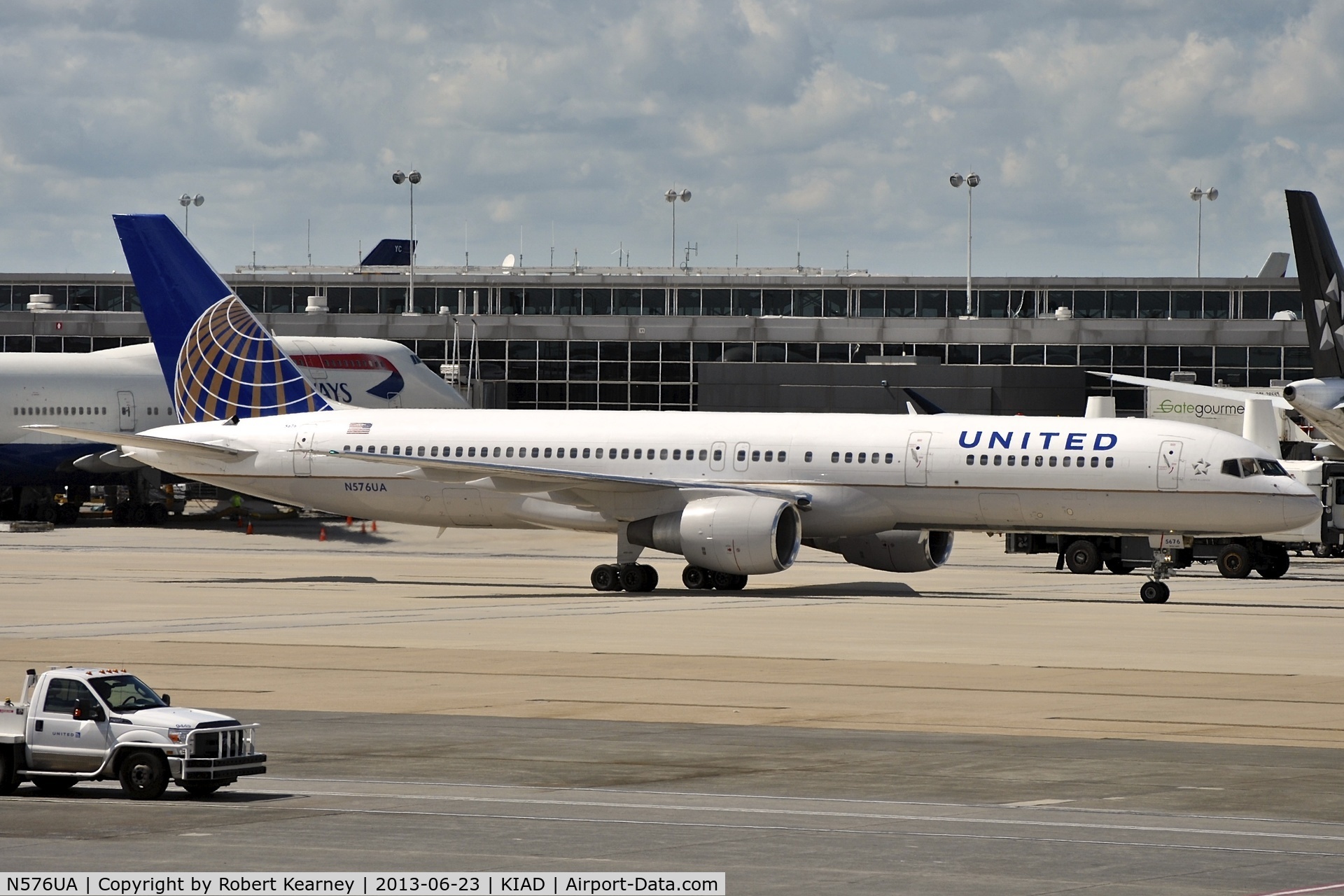N576UA, 1993 Boeing 757-222 C/N 26690, Taxiing out for departure