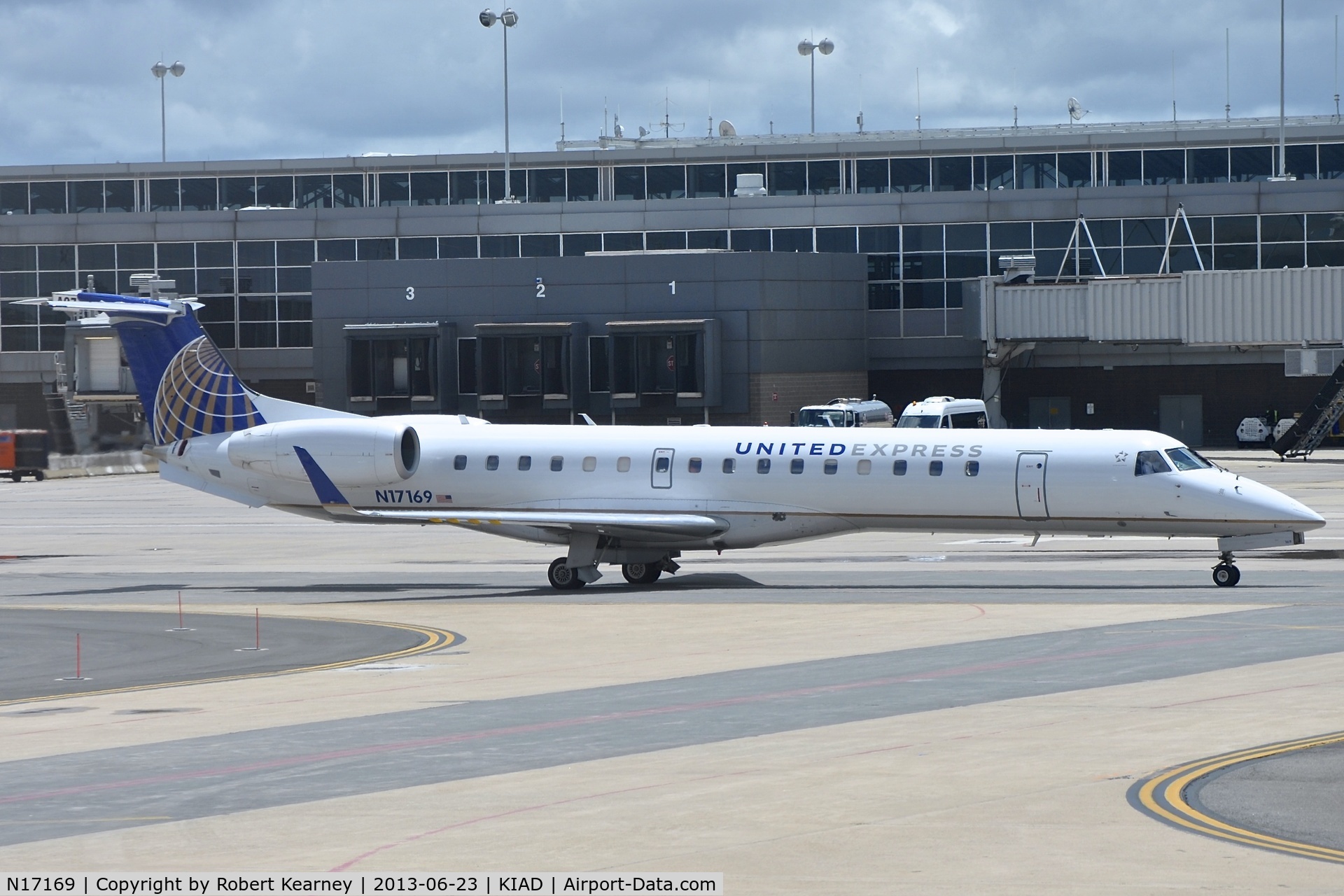 N17169, 2004 Embraer ERJ-145XR (EMB-145XR) C/N 14500844, Taxiing to parking after arrival