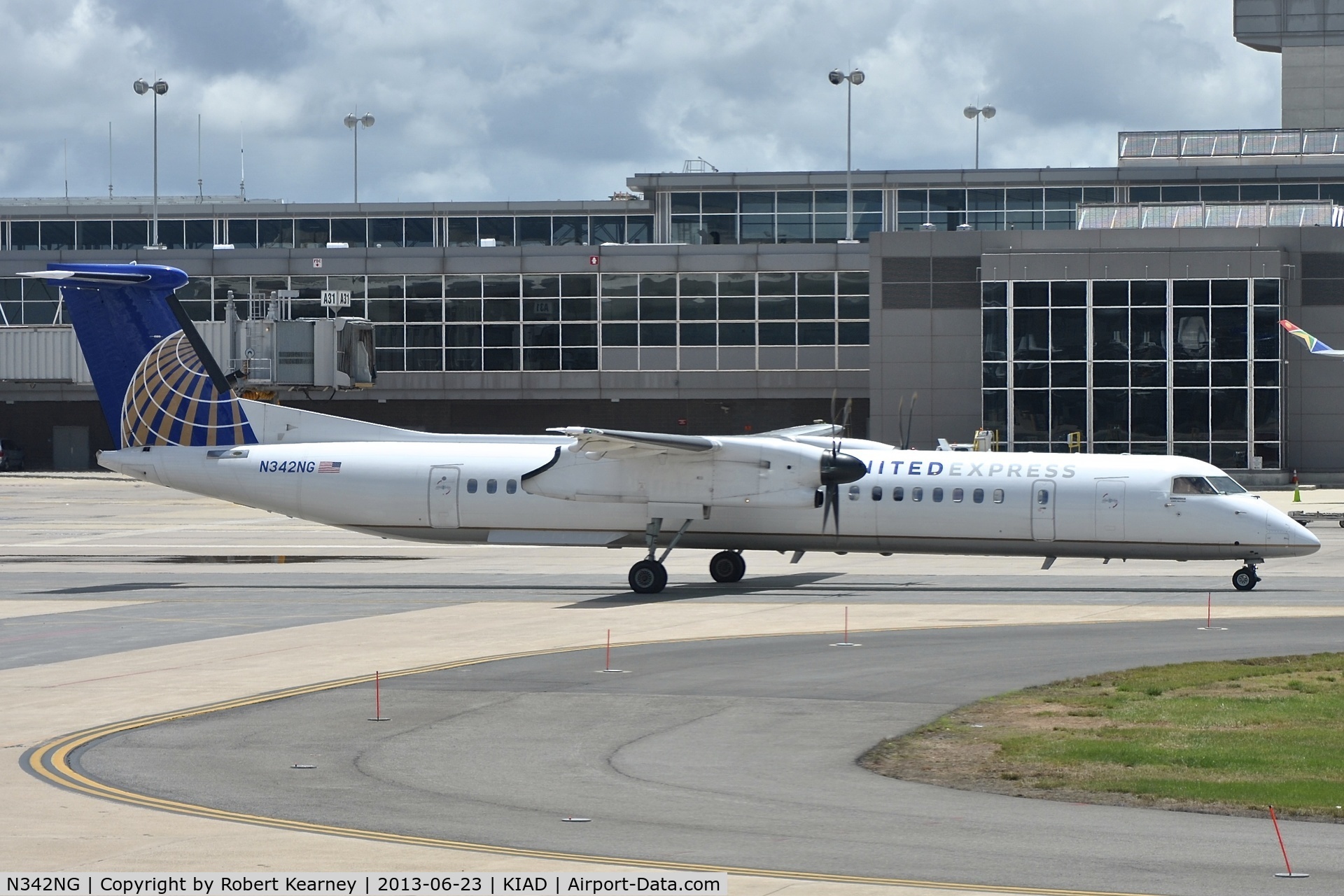 N342NG, 2010 Bombardier DHC-8-402 Dash 8 C/N 4342, Taxiing for departure