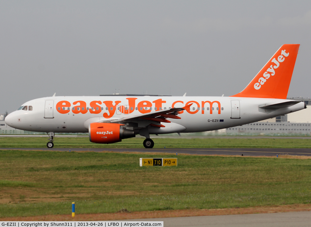 G-EZII, 2005 Airbus A319-111 C/N 2471, Taxiing holding point rwy 32R without 'Come On, Let's Fly' titles