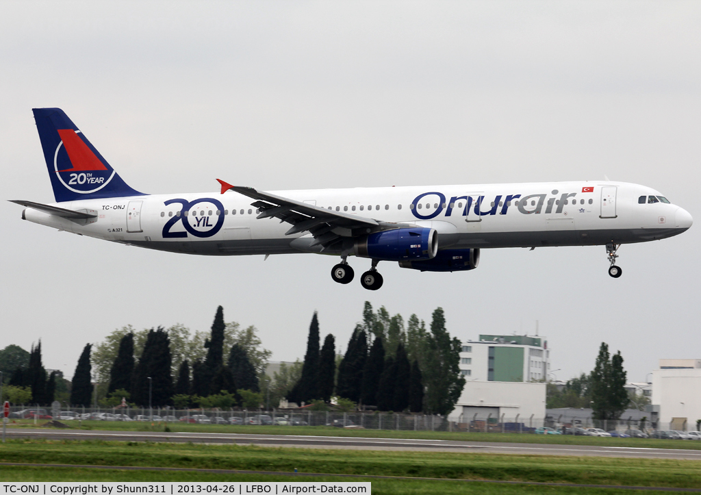 TC-ONJ, 1993 Airbus A321-131 C/N 385, Landing rwy 32R with additional 20th anniversary logo