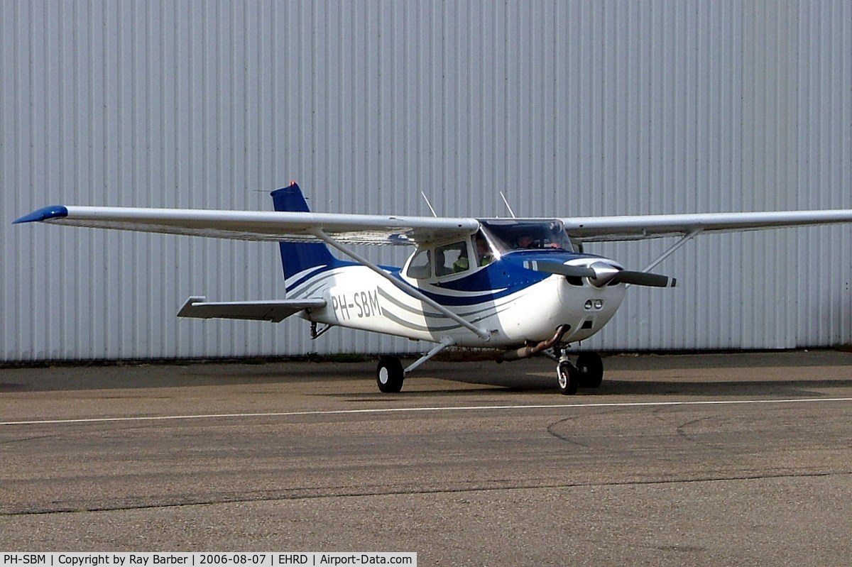 PH-SBM, 1977 Reims F172N Skyhawk C/N 1637, R/Cessna F.172N Skyhawk [1637] Rotterdam~PH 07/08/2006