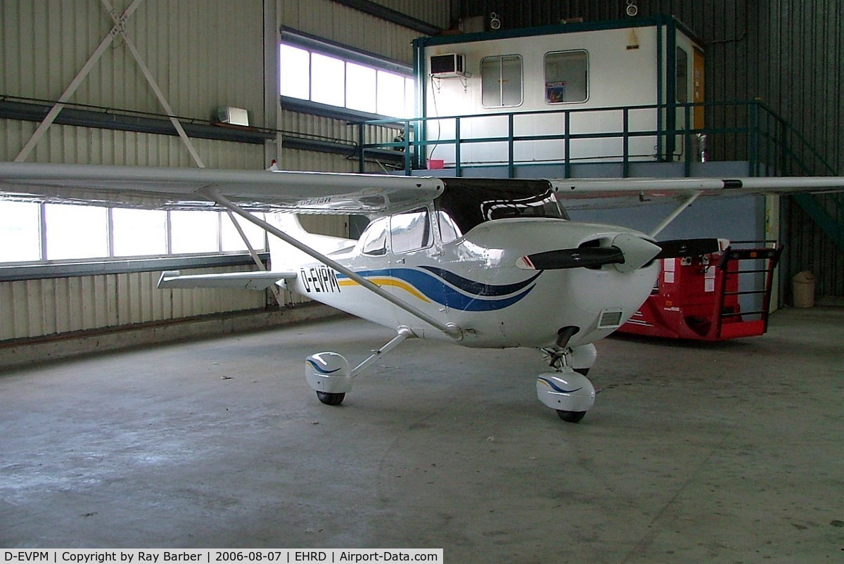 D-EVPM, 2000 Cessna 172S C/N 172S8418, Cessna 172S Skyhawk [172S-8418] Rotterdam~PH 07/08/2006