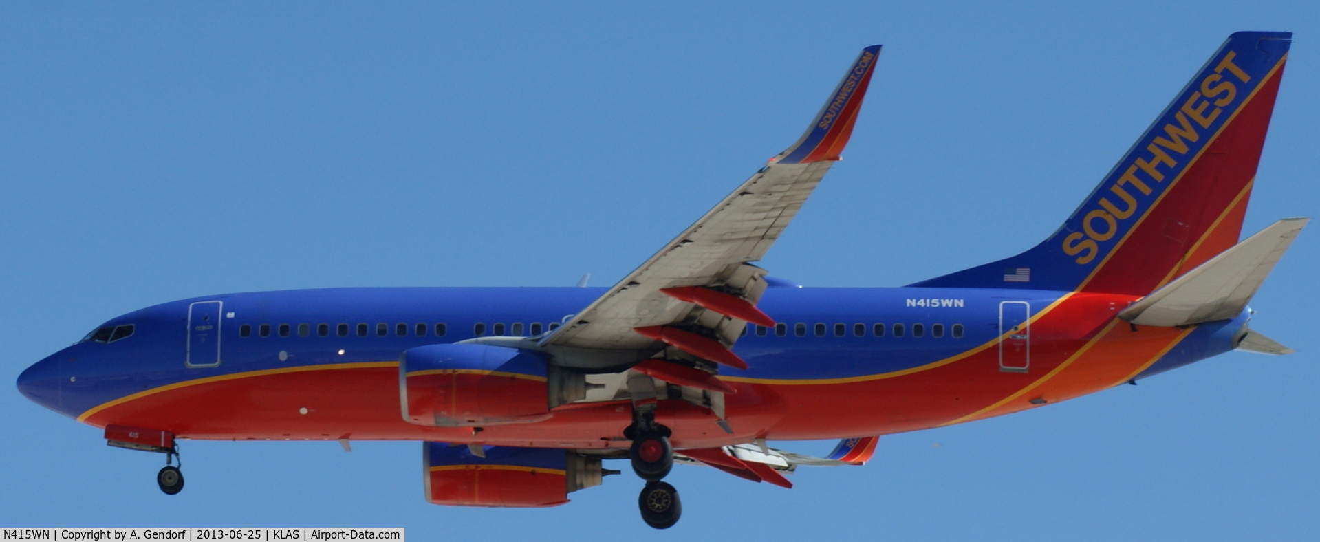 N415WN, 2001 Boeing 737-7H4 C/N 29836, Southwest Airlines, is on short finals at Las Vegas Int´l(KLAS)