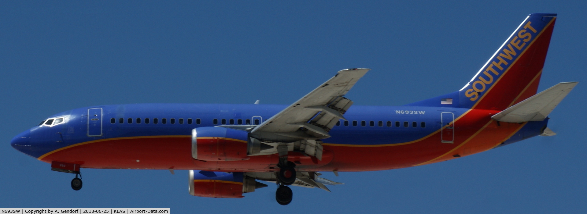 N693SW, 1985 Boeing 737-317 C/N 23174, Southwest Airlines, is here on short finals RWY 25L at Las Vegas Int´l(KLAS)