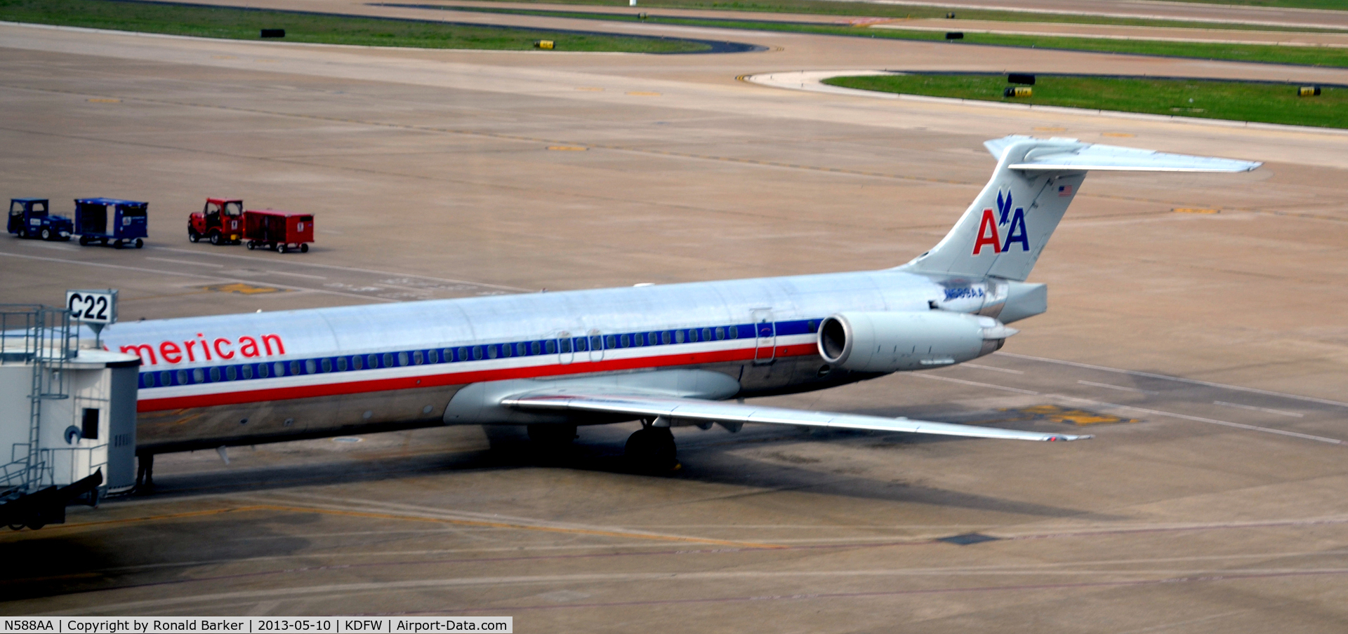 N588AA, 1991 McDonnell Douglas MD-83 (DC-9-83) C/N 53251, Gate C22 DFW
