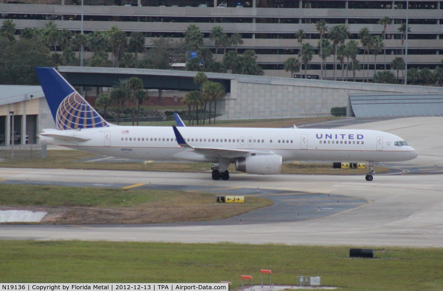 N19136, 1999 Boeing 757-224 C/N 29285, United 757-200