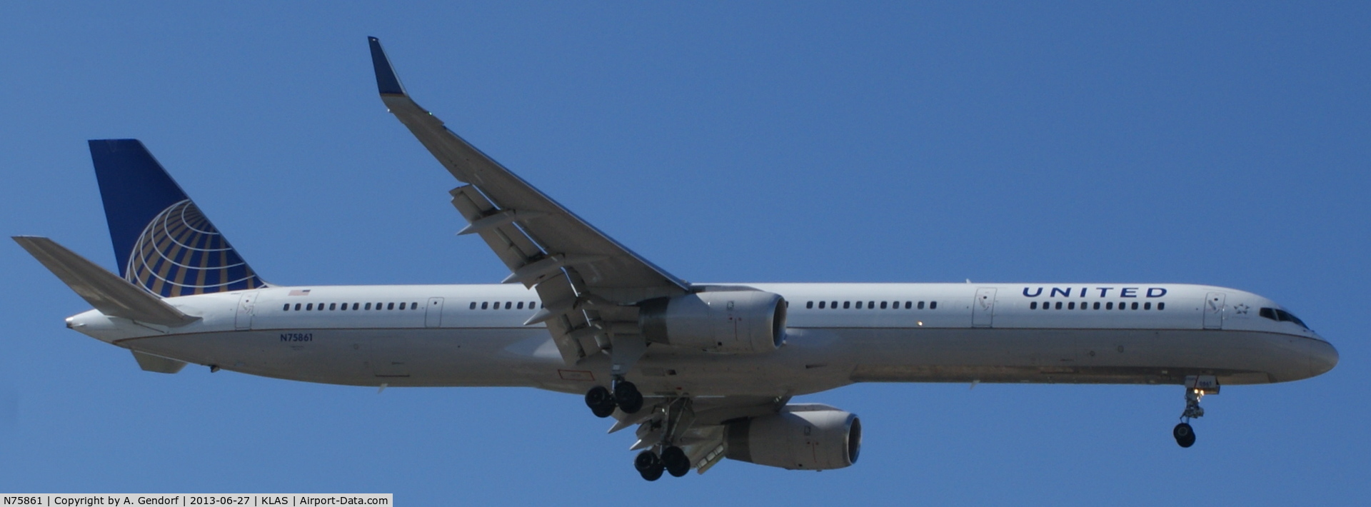 N75861, 2001 Boeing 757-33N C/N 32585, United, is landing at Las Vegas Int´l(KLAS)